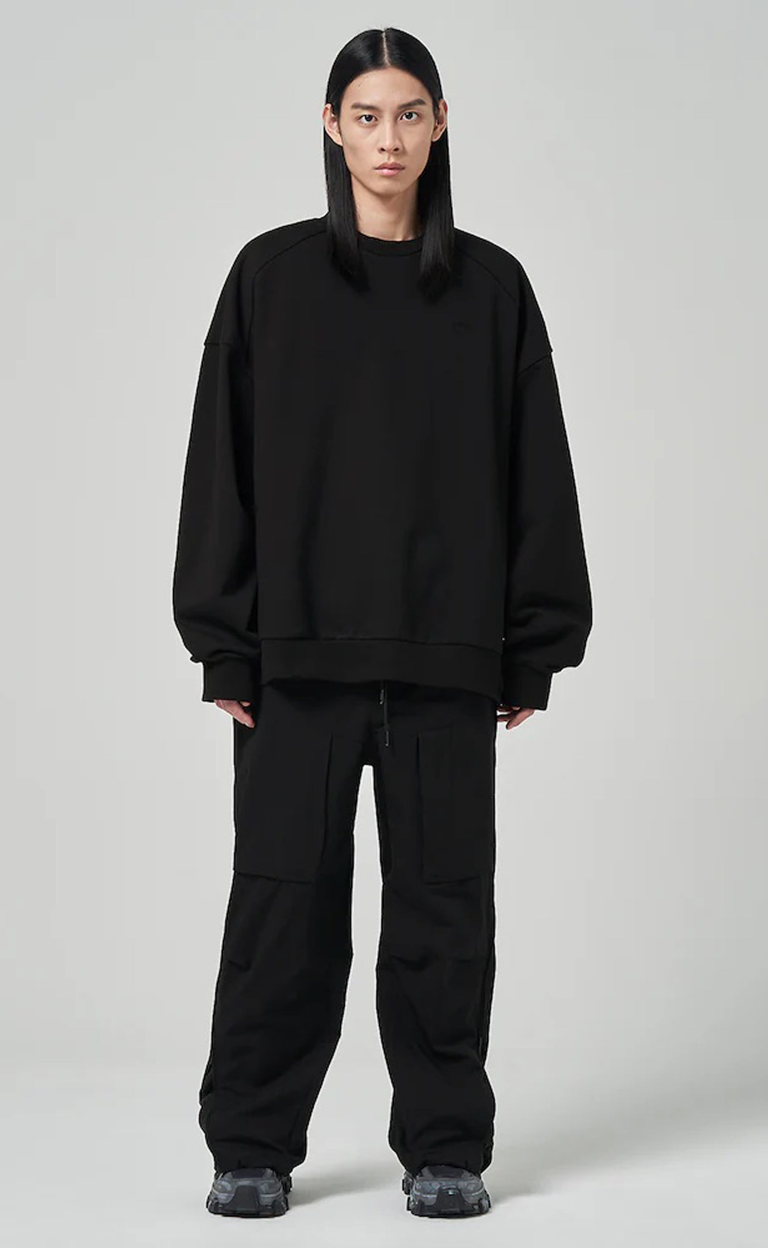 LOOSE FIT GRAPHIC EMBROIDERED BLACK CREWNECK