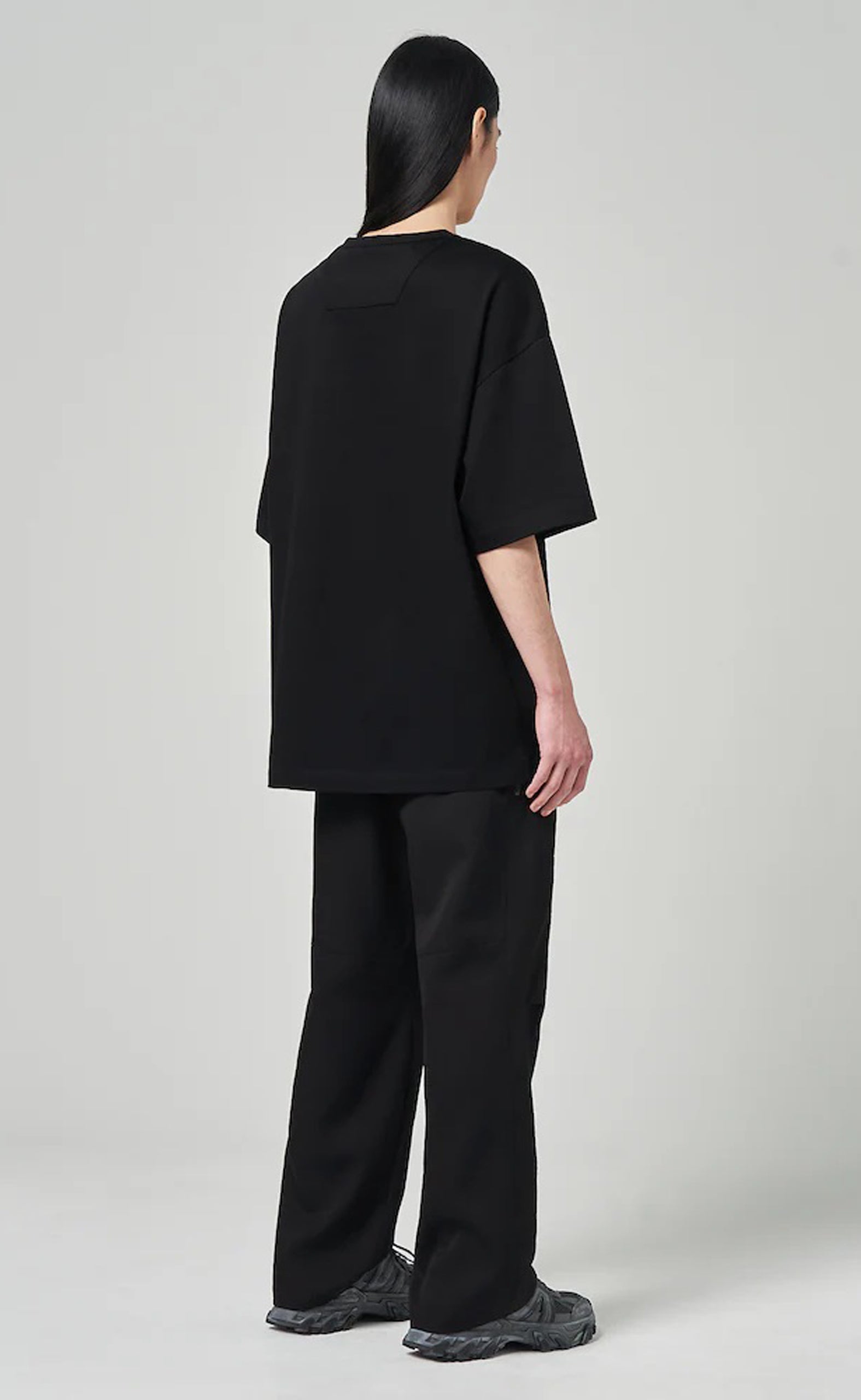 SEMI-OVER FIT BLACK T-SHIRT