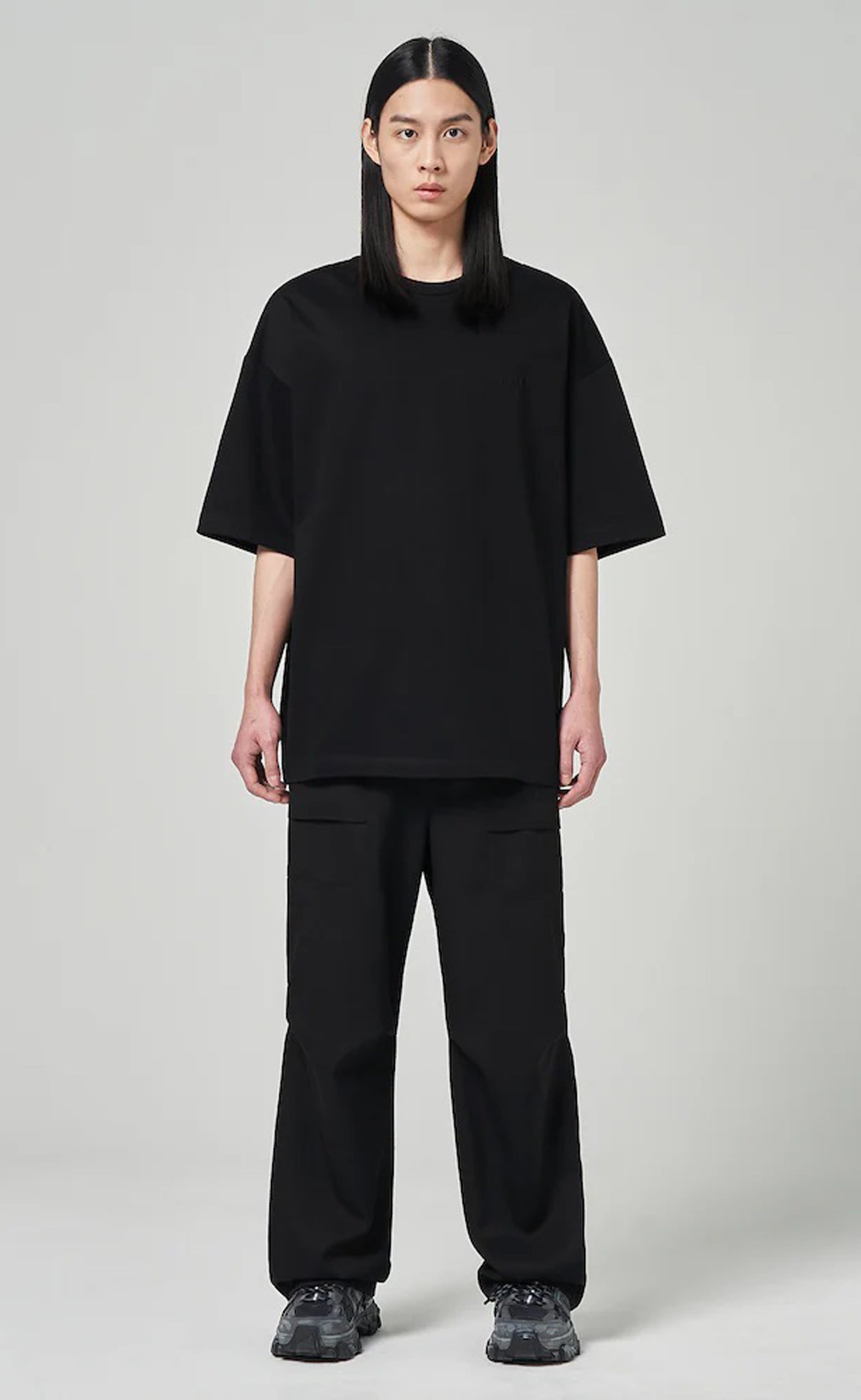 SEMI-OVER FIT BLACK T-SHIRT