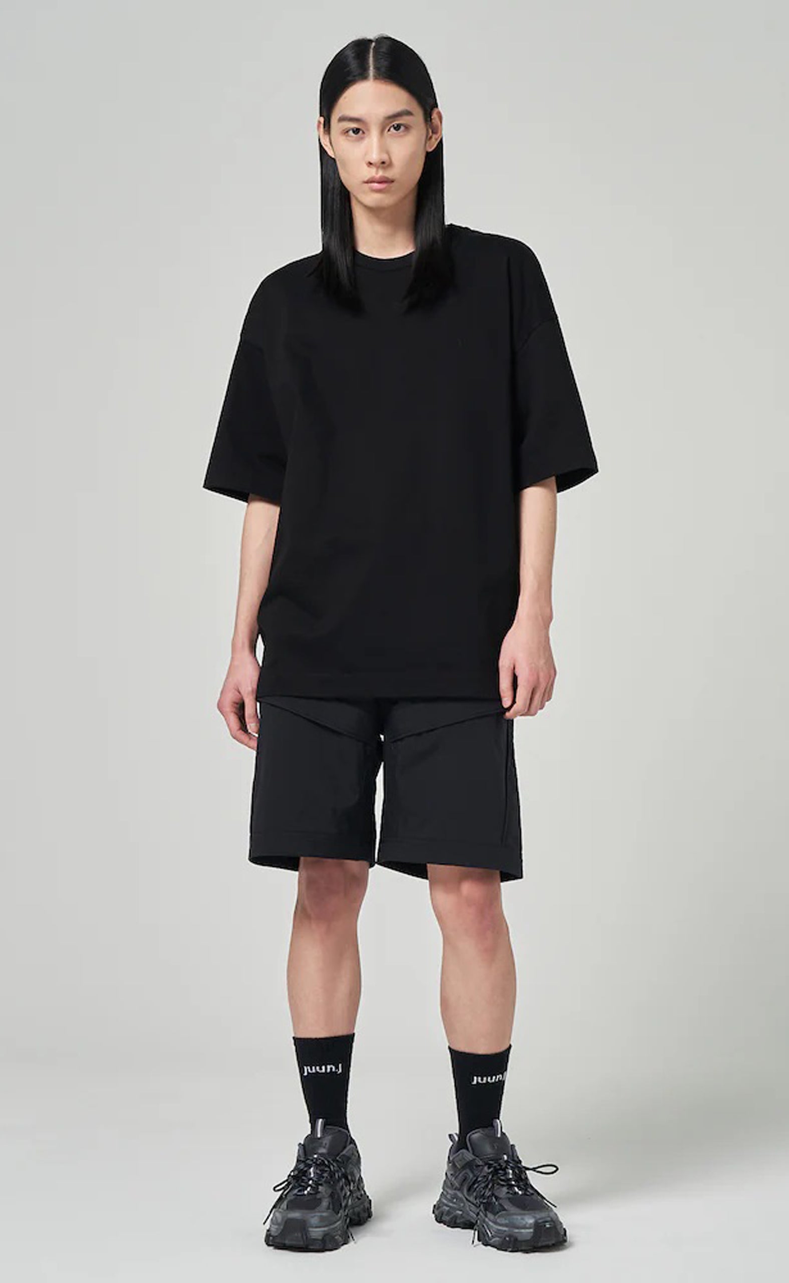 SEMI-OVER FIT GRAPHIC EMBROIDERED BLACK T-SHIRT