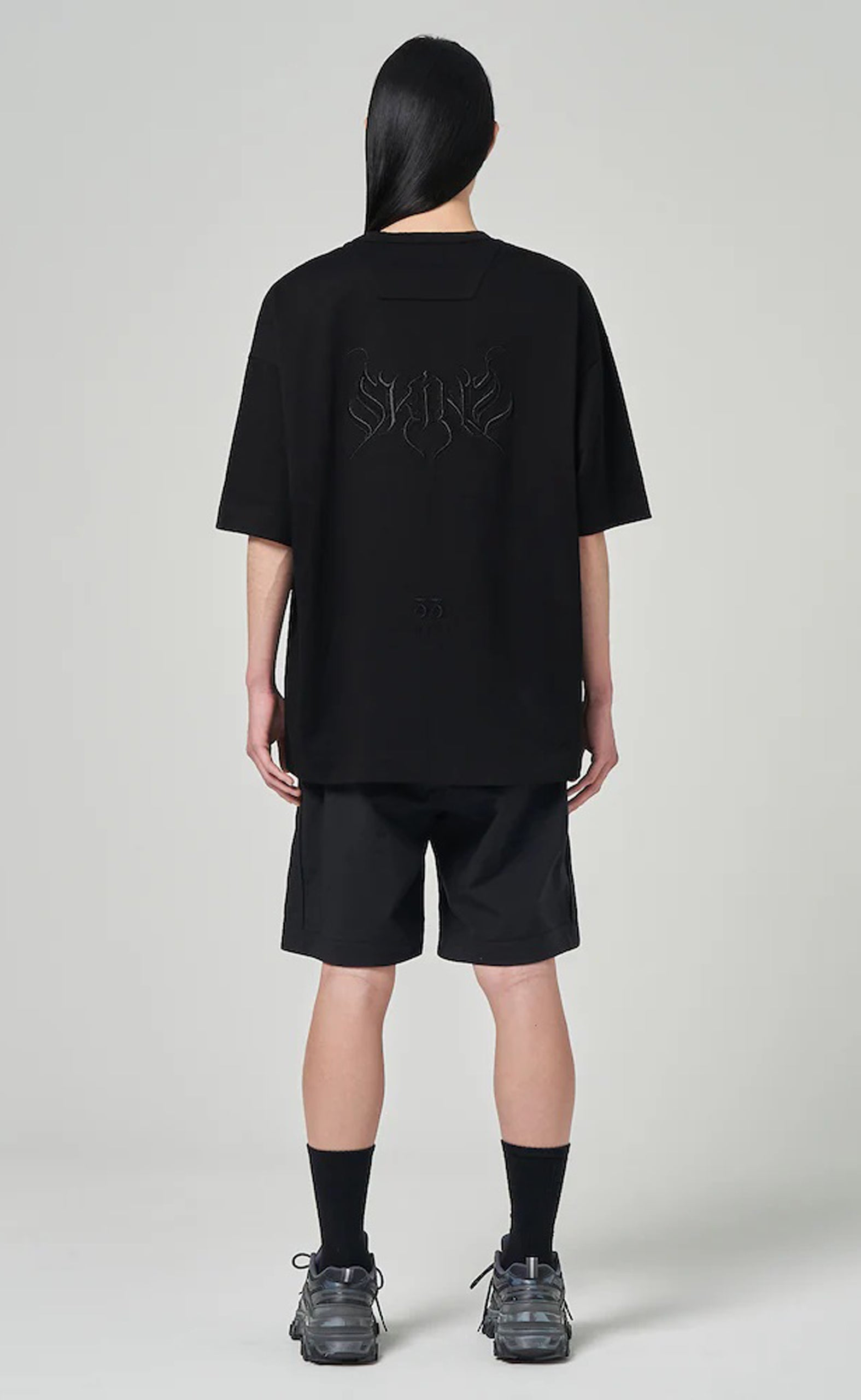 SEMI-OVER FIT GRAPHIC EMBROIDERED BLACK T-SHIRT
