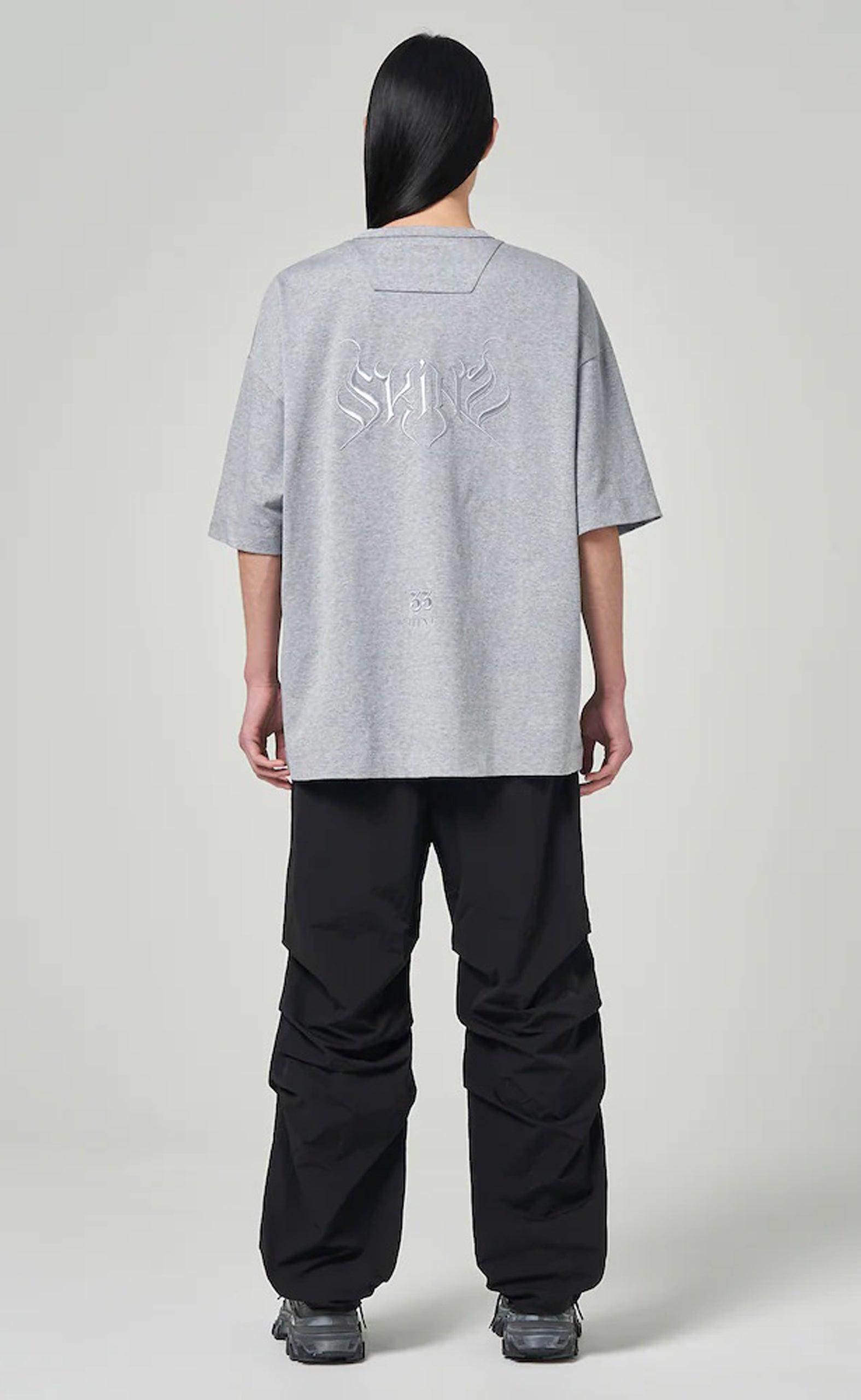 SEMI-OVER FIT GRAPHIC GREY T-SHIRT