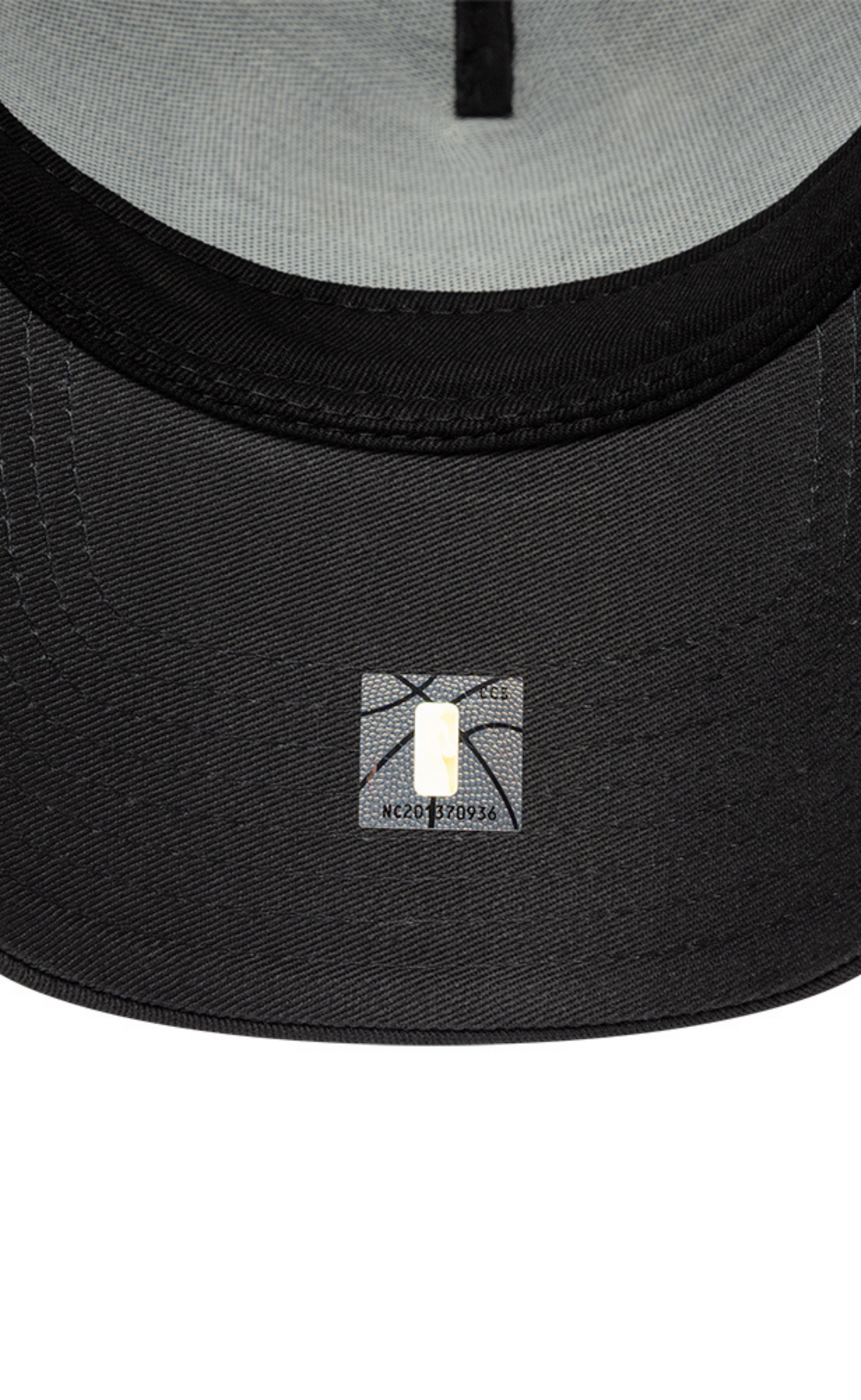 CHICAGO BULLS OUTLINE EFRAME 9FORTY TRUCKER BLACK HAT