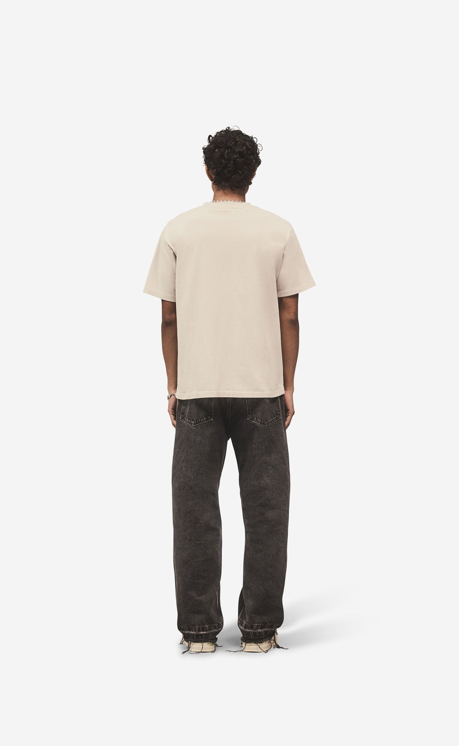 METAL INITIAL R CONCRETE T-SHIRT