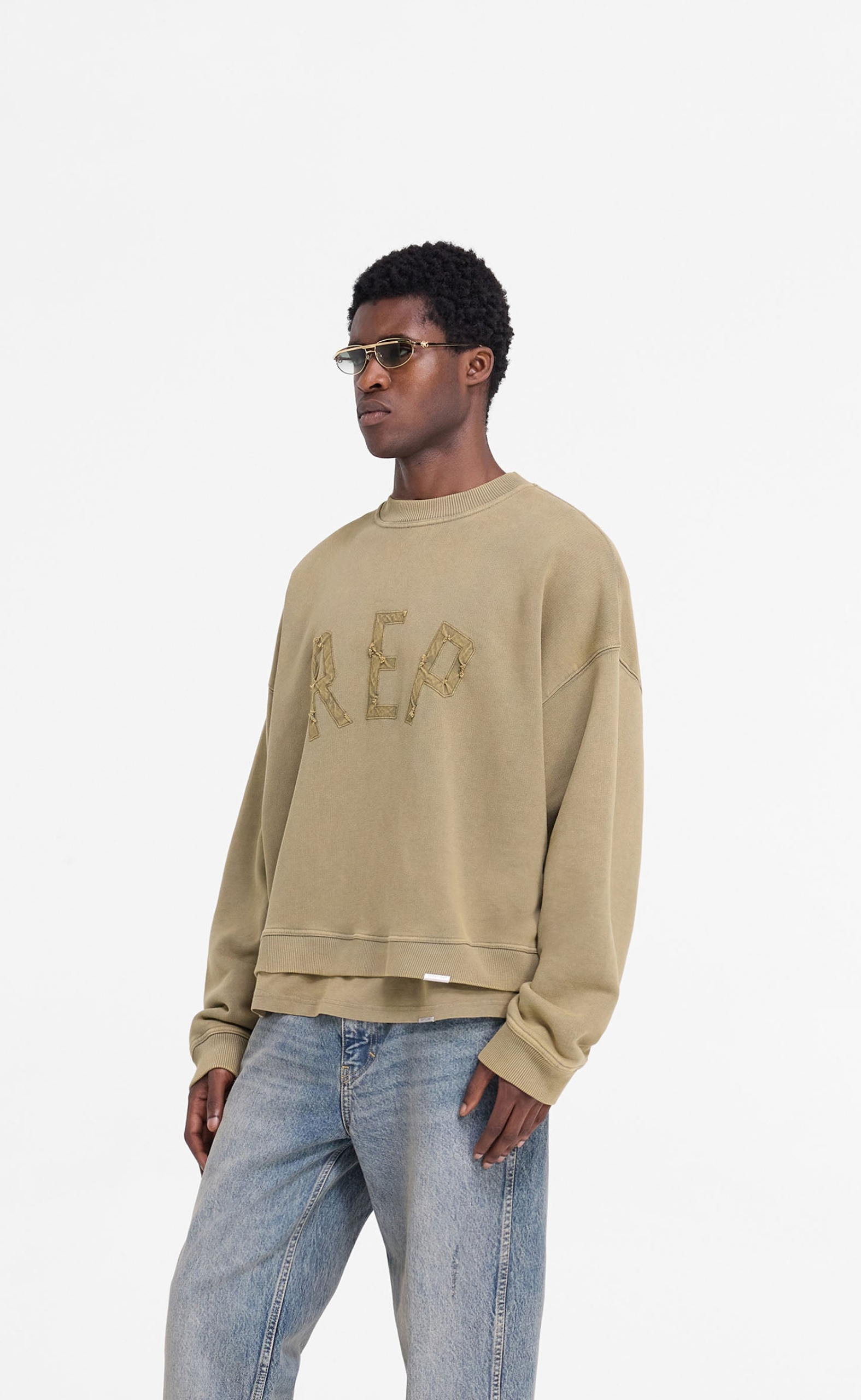 REP APPLIQUE FAWN CREWNECK