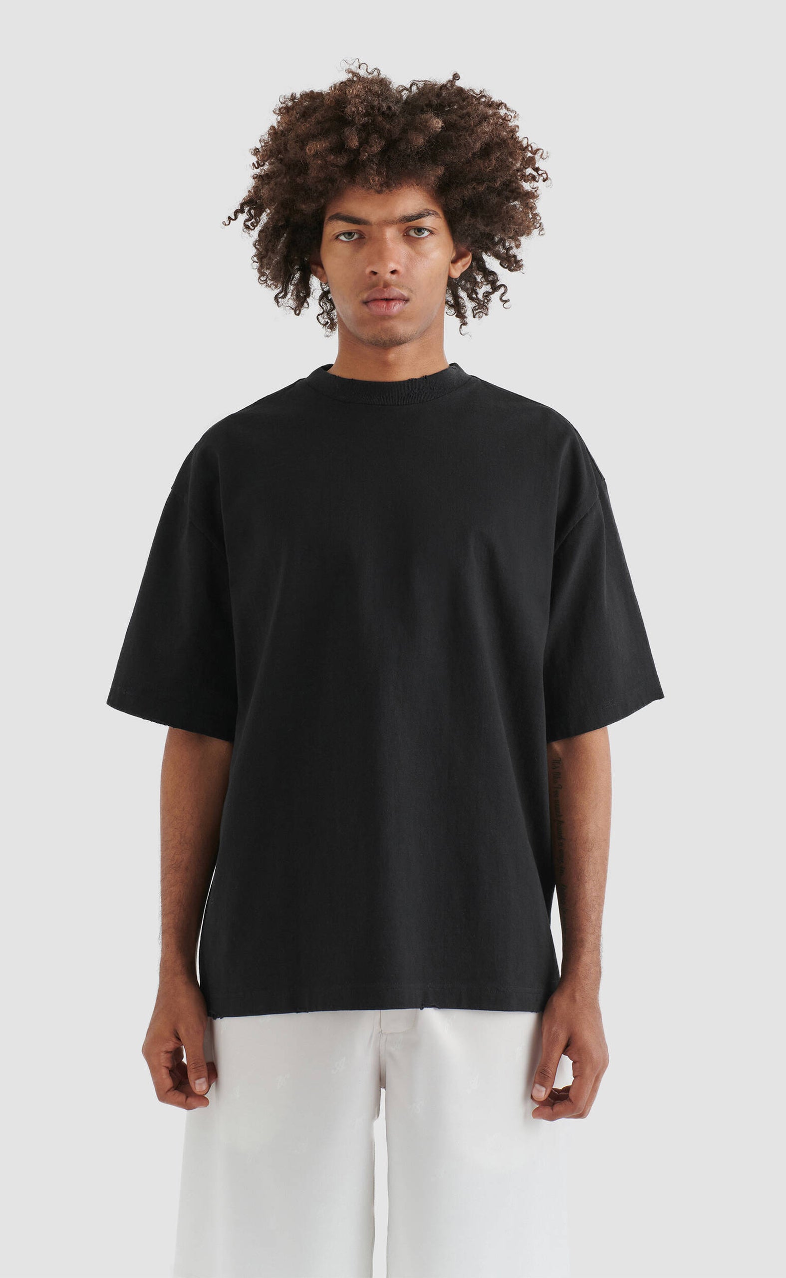 SERIES DISTRESSED BLACK T-SHIRT