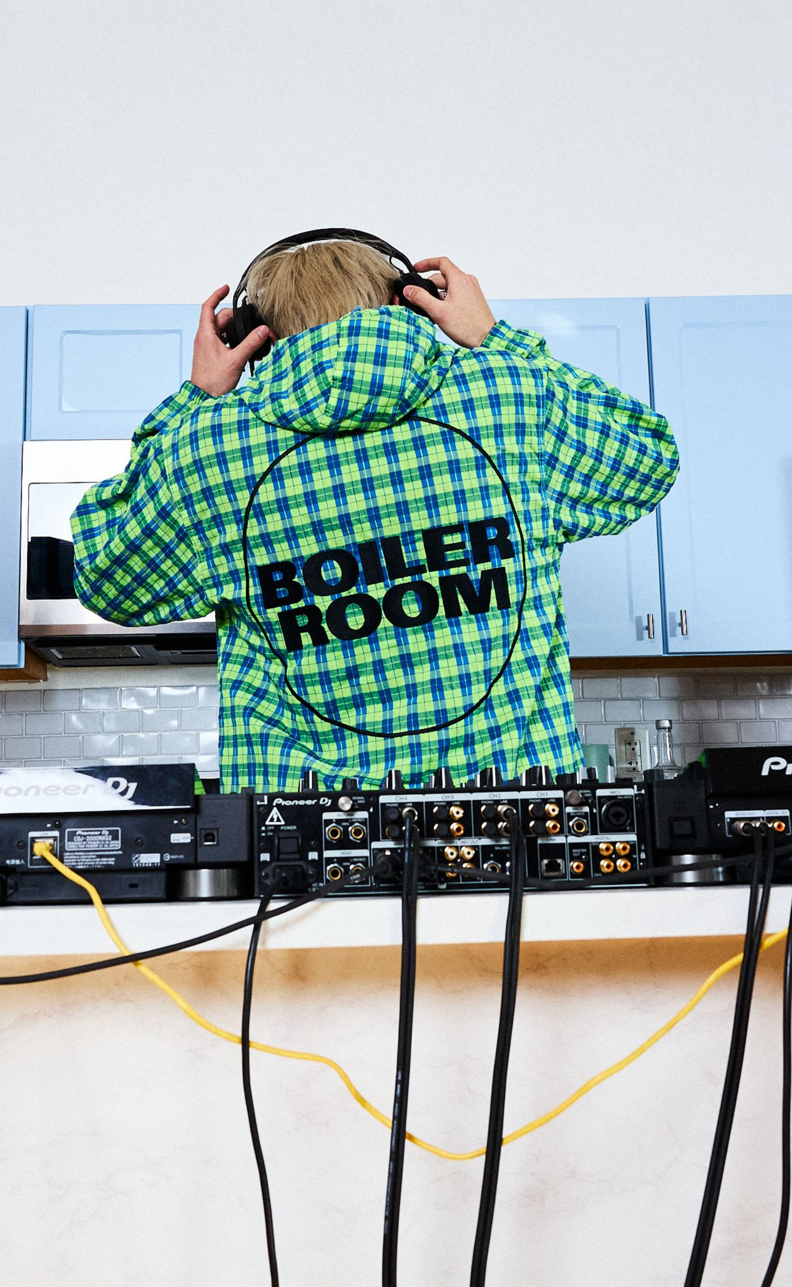 PRACTICE HOODED NEON JACKET