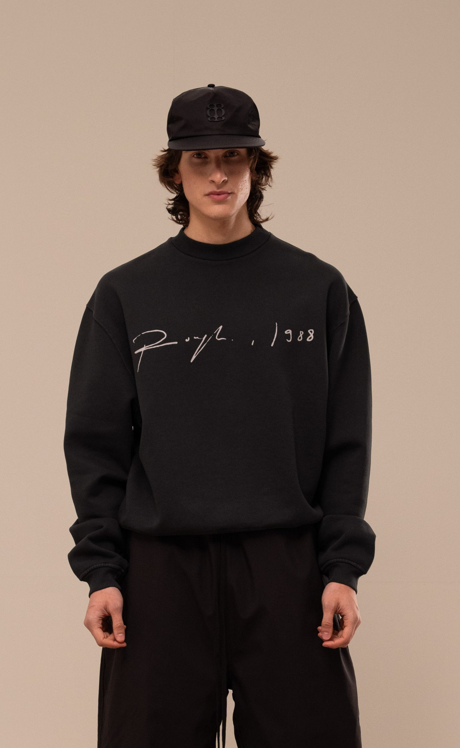 SIGNATURE BLACK CREWNECK