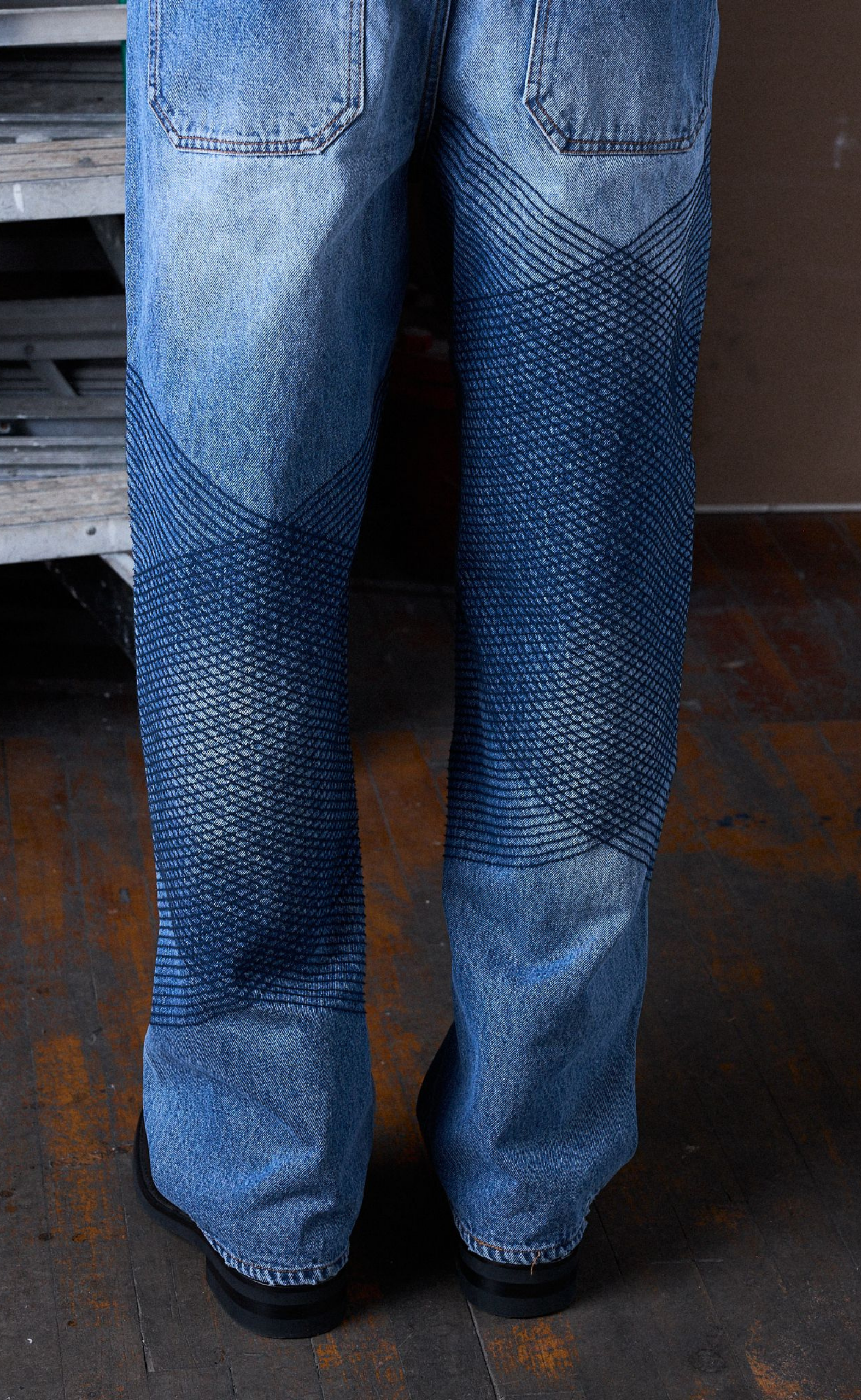 GRID EMBROIDERED BAGGY INDIGO JEANS