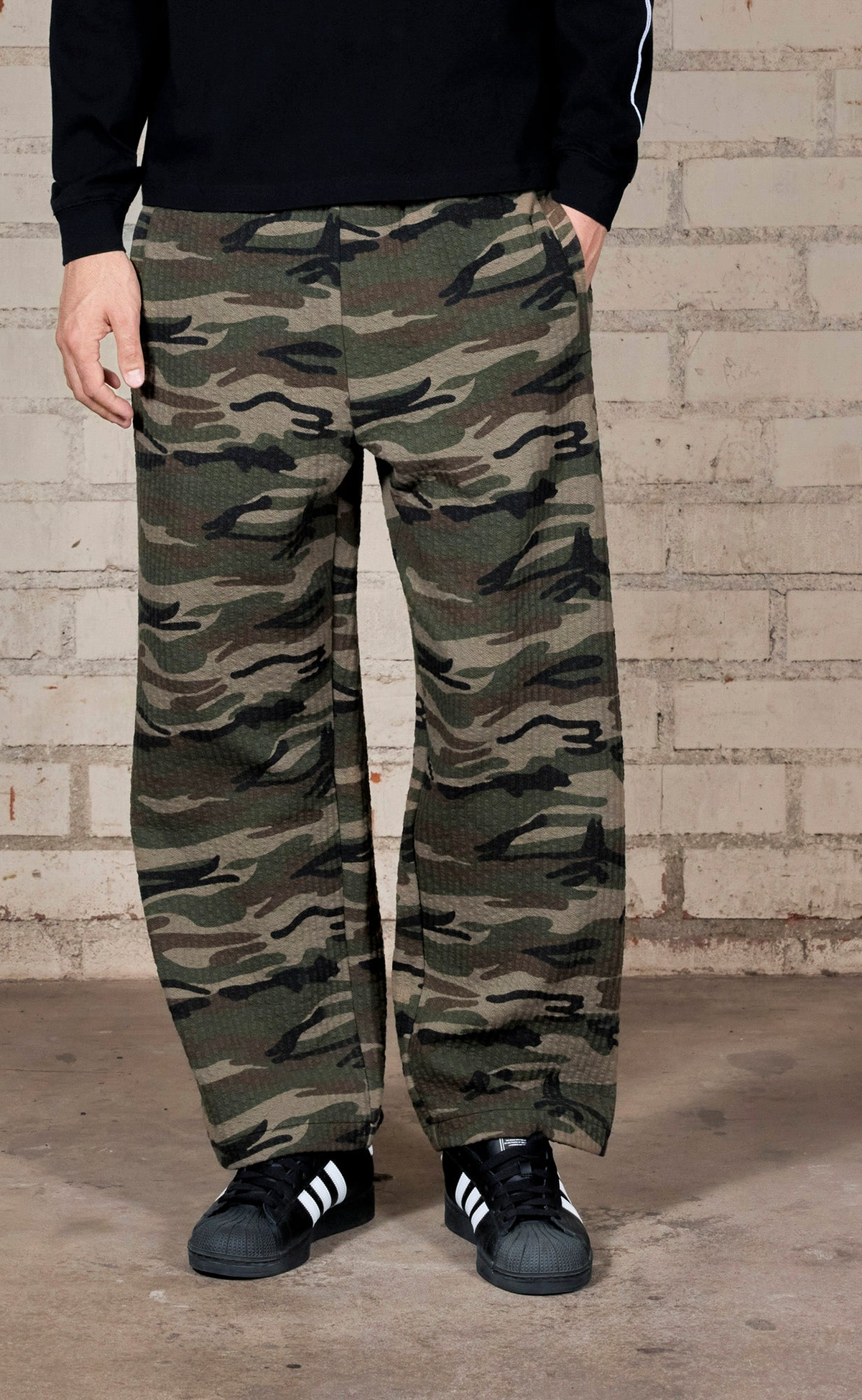 TEXTURED CAMO DESIRE CAMO SWEATPANTS
