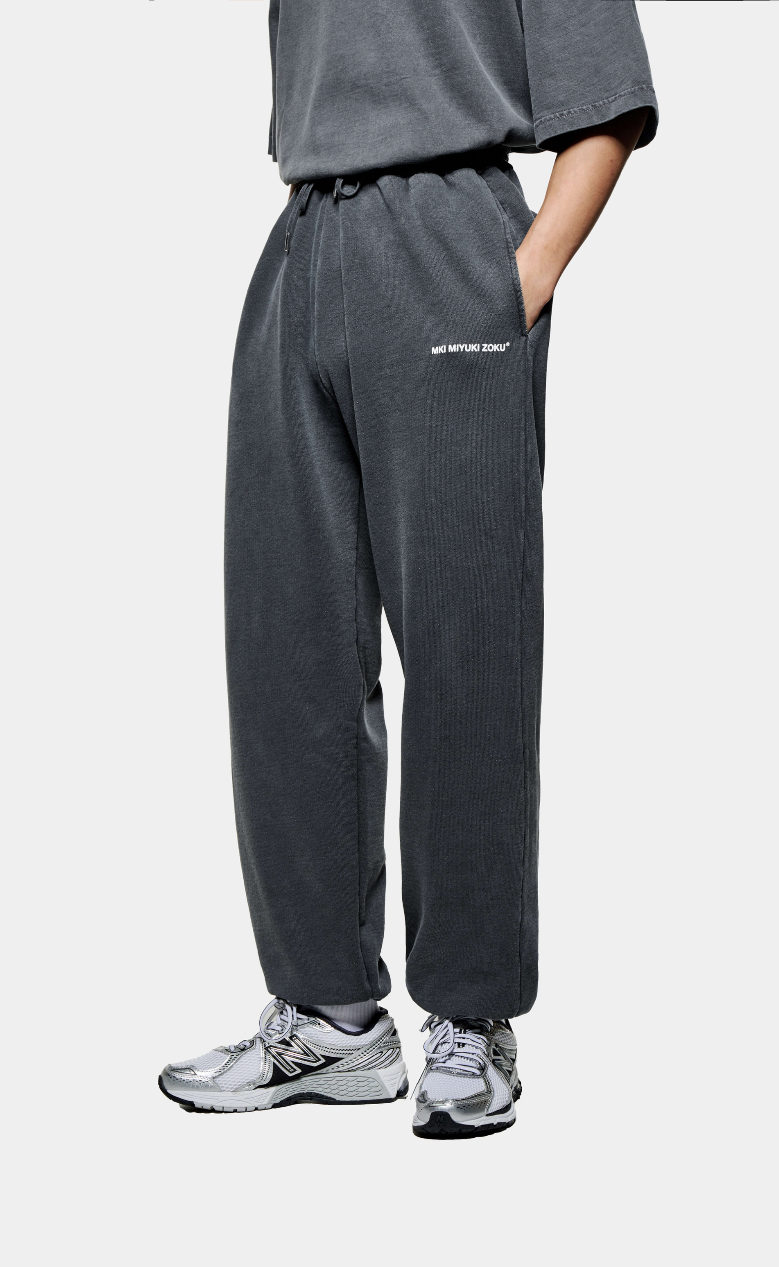 UNIFORM PIGMENT BLACK SWEATPANTS