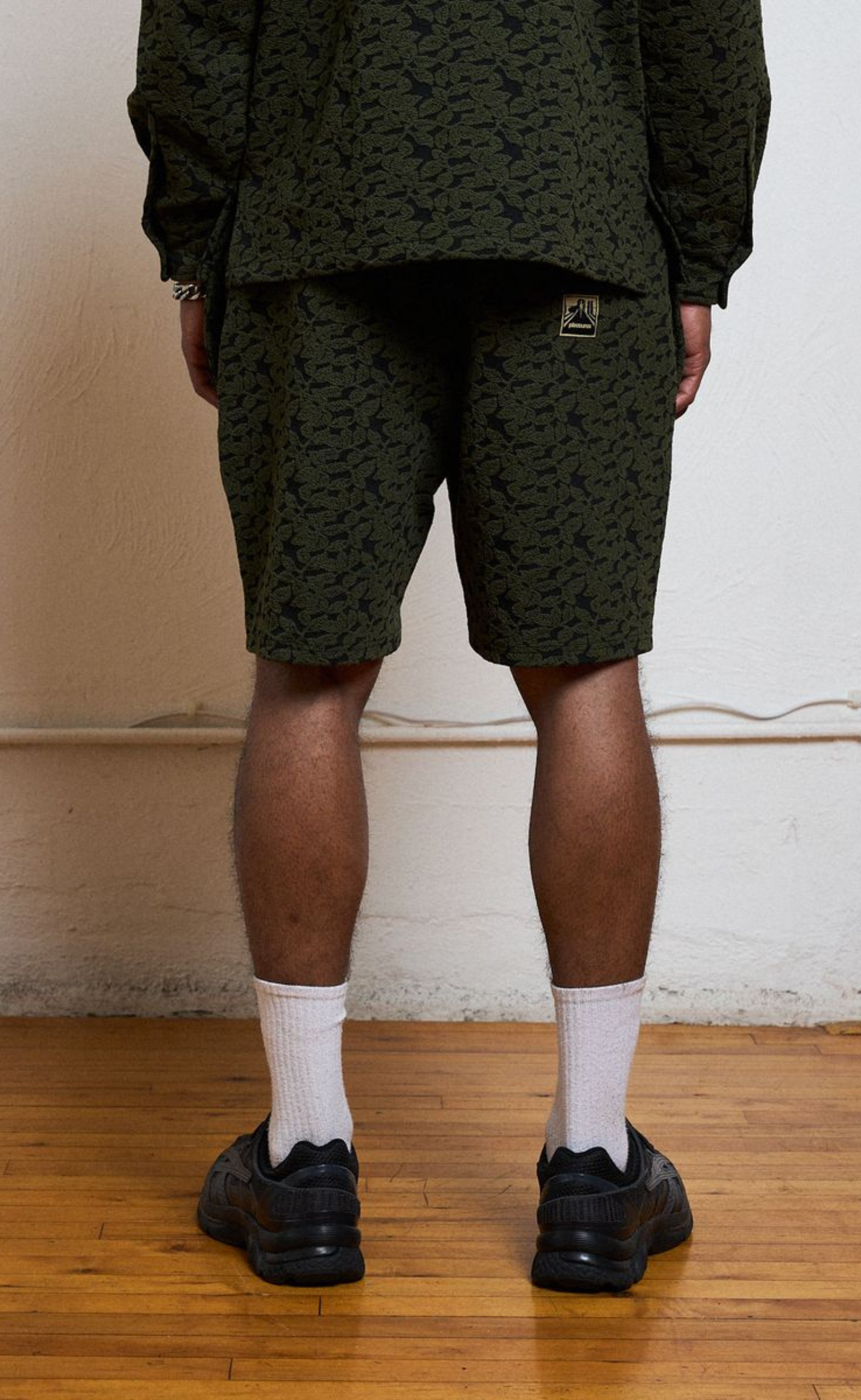 LEAF JACQUARD OLIVE SHORTS