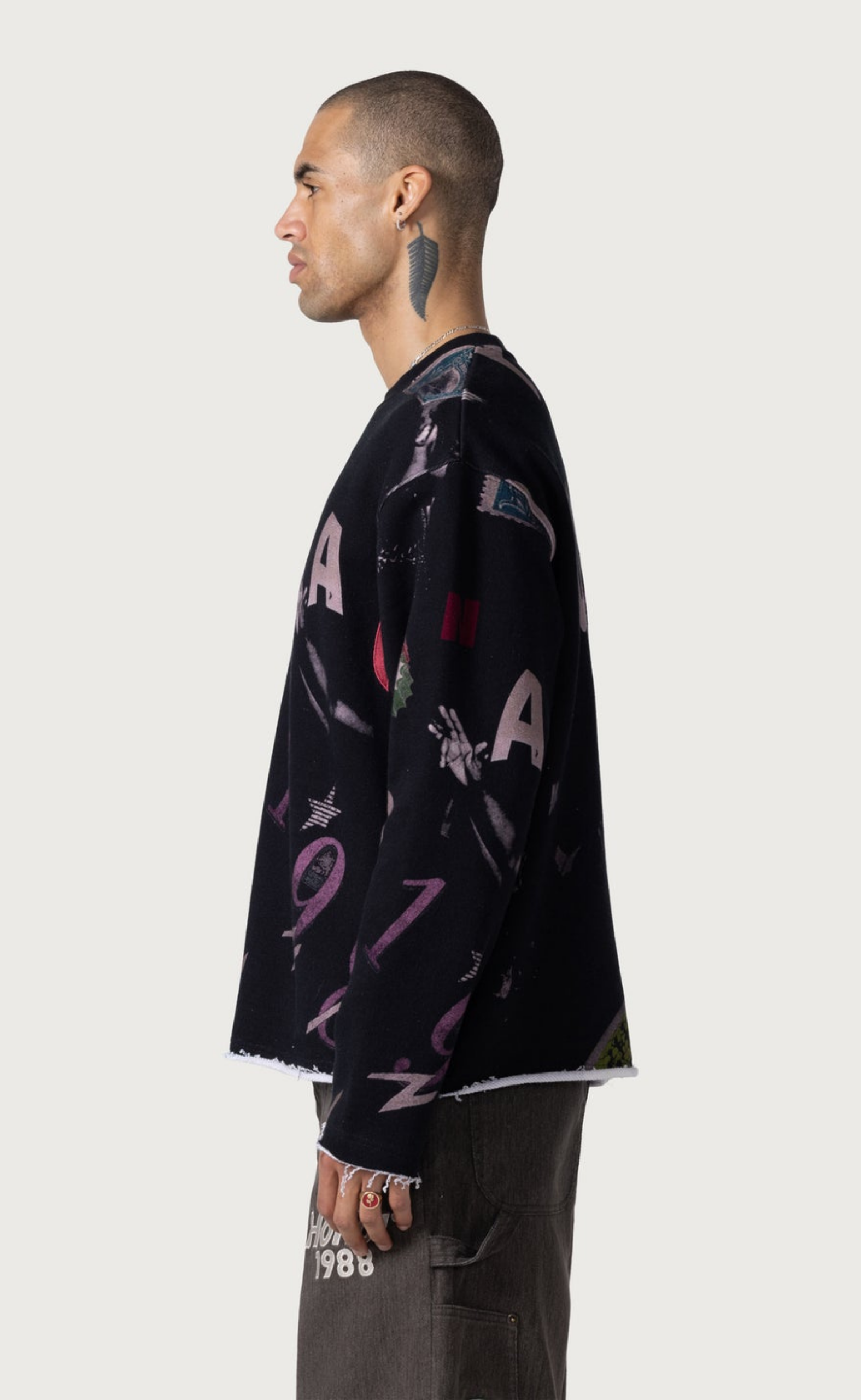 COLLAGE NECK BLACK CREWNECK