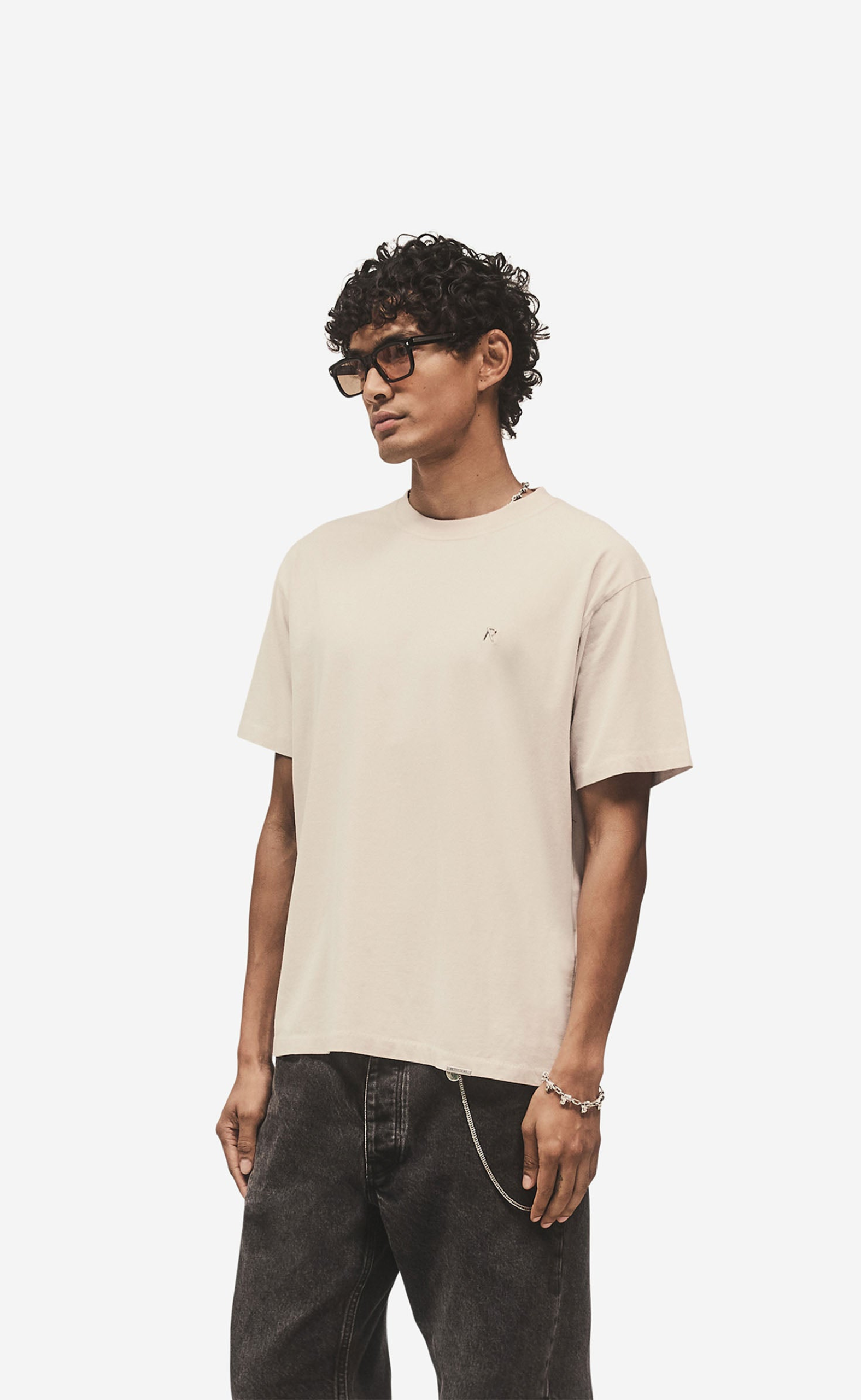 METAL INITIAL R CONCRETE T-SHIRT