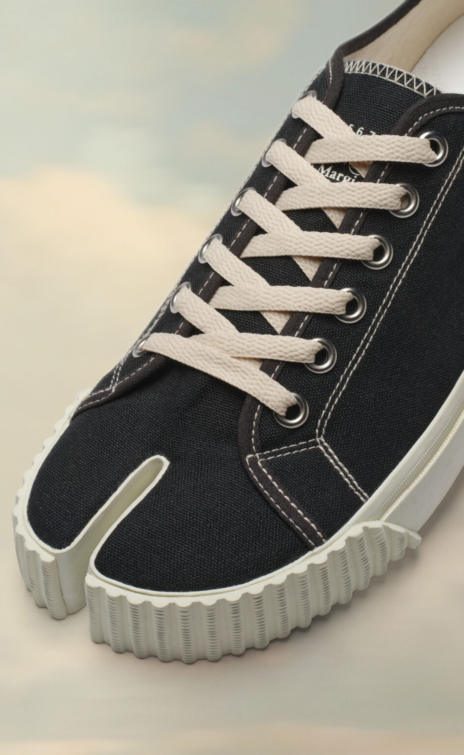 TABI LOW BLACK WHITE SNEAKER