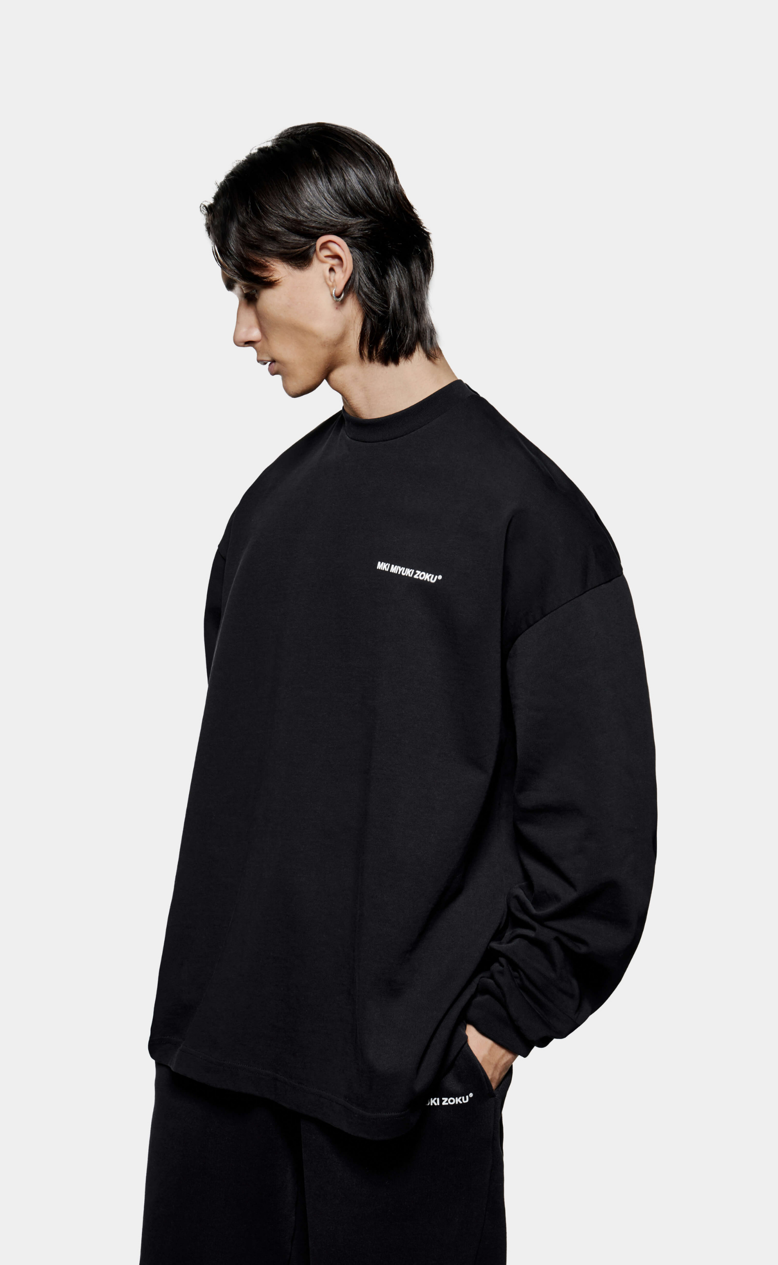 UNIFORM BLACK LONGSLEEVE