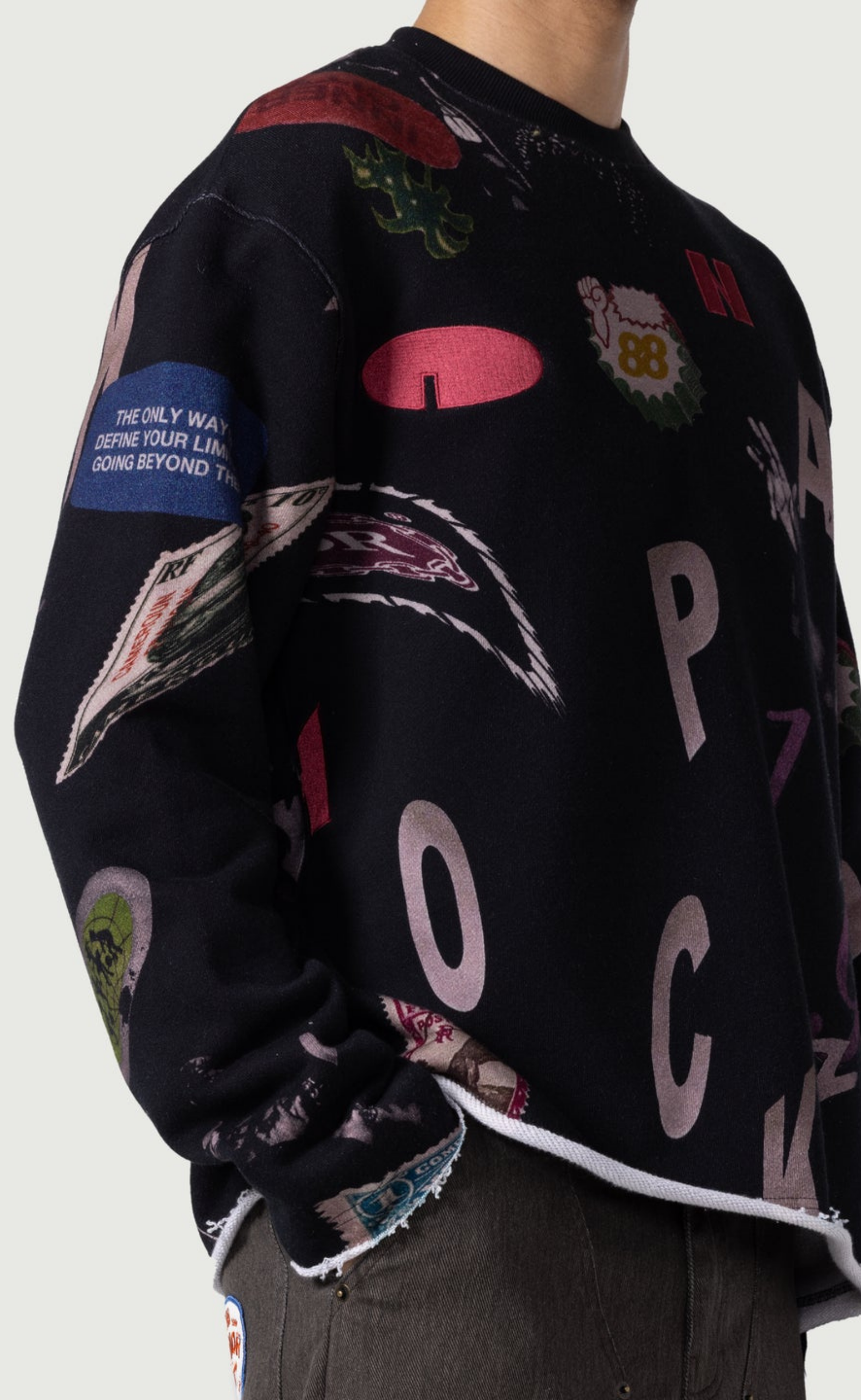 COLLAGE NECK BLACK CREWNECK