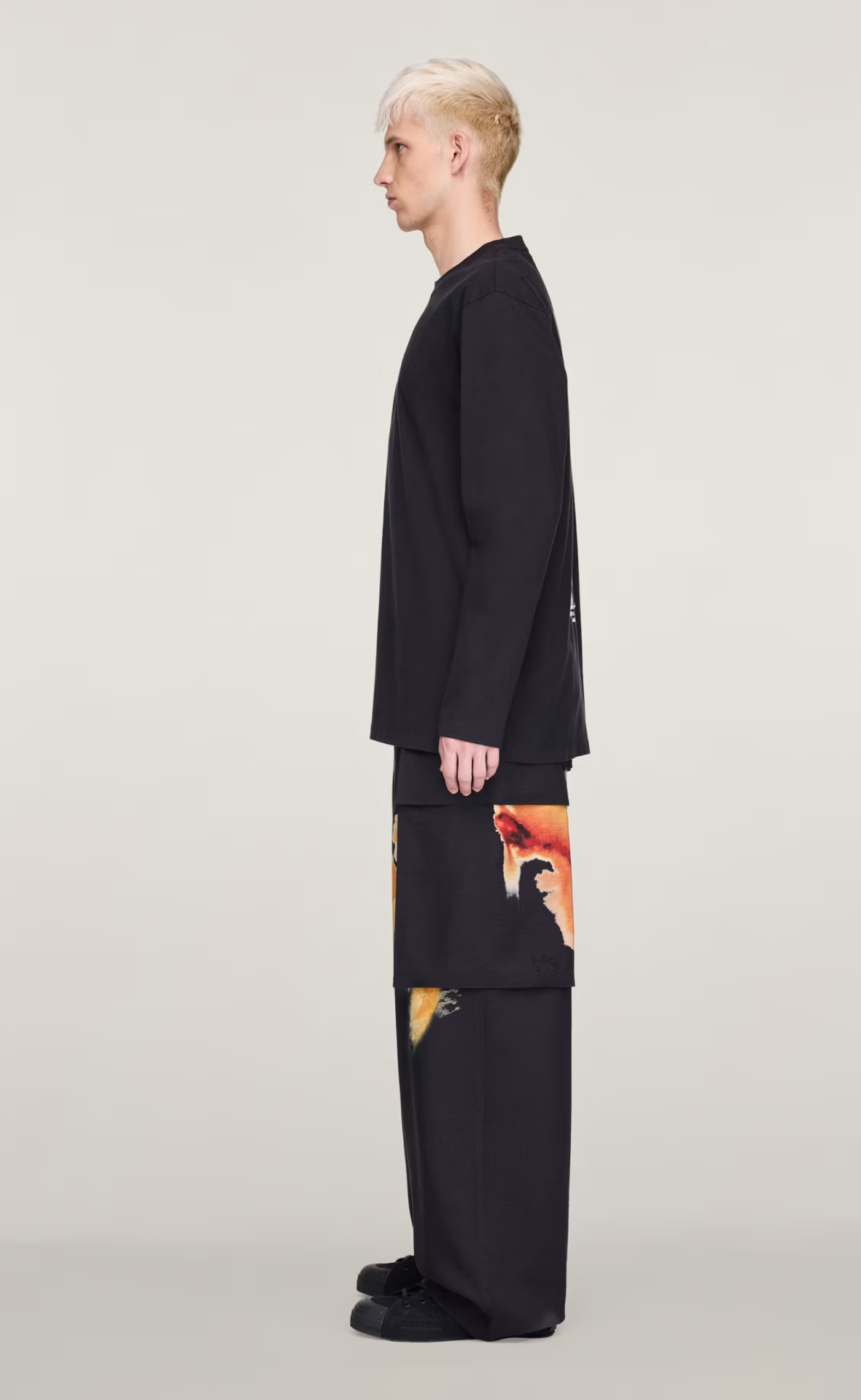 GRAPHIC BLACK LONGSLEEVE