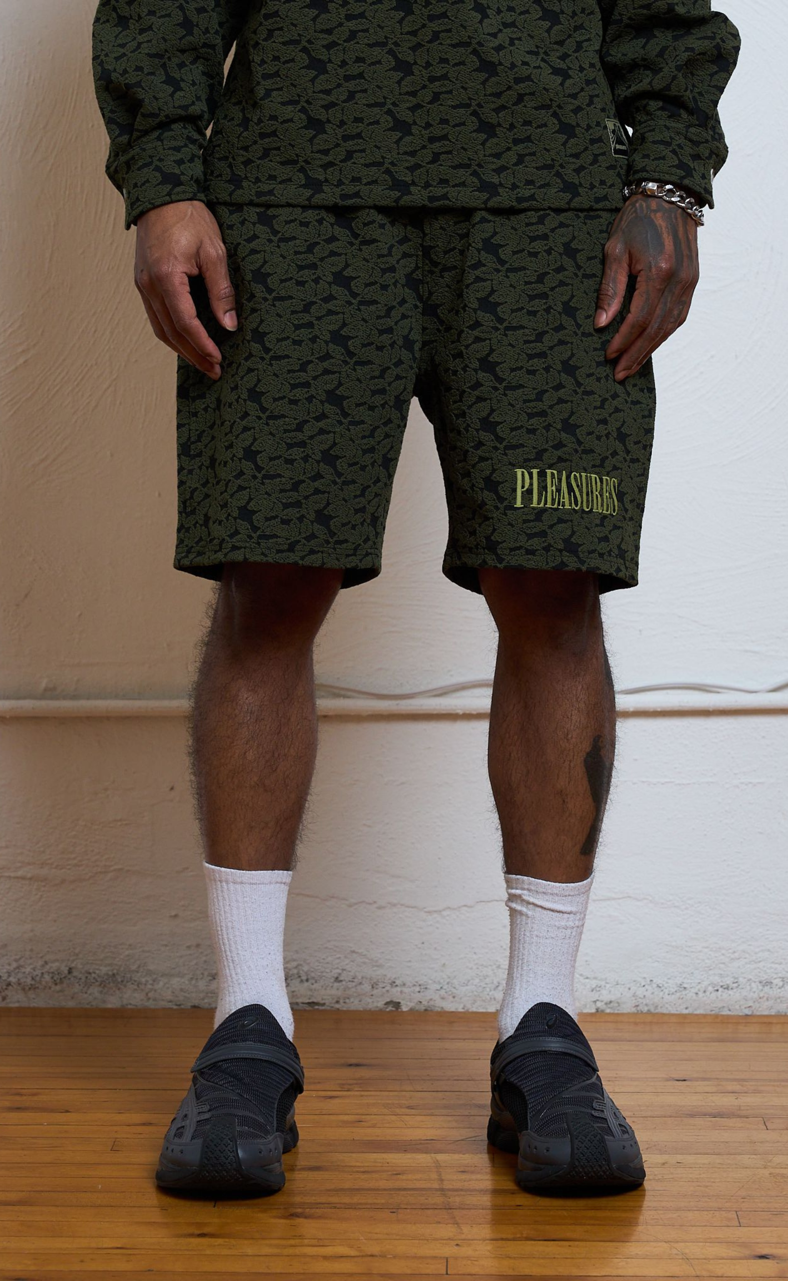 LEAF JACQUARD OLIVE SHORTS