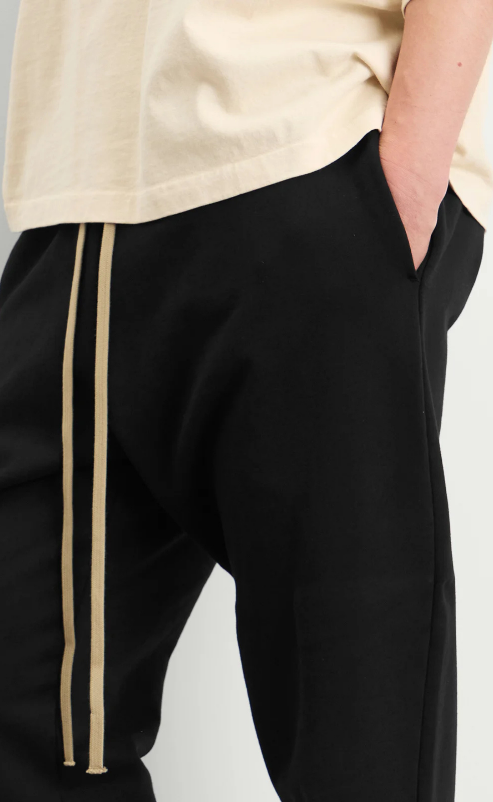 RELAXED BLACK SWEATPANT