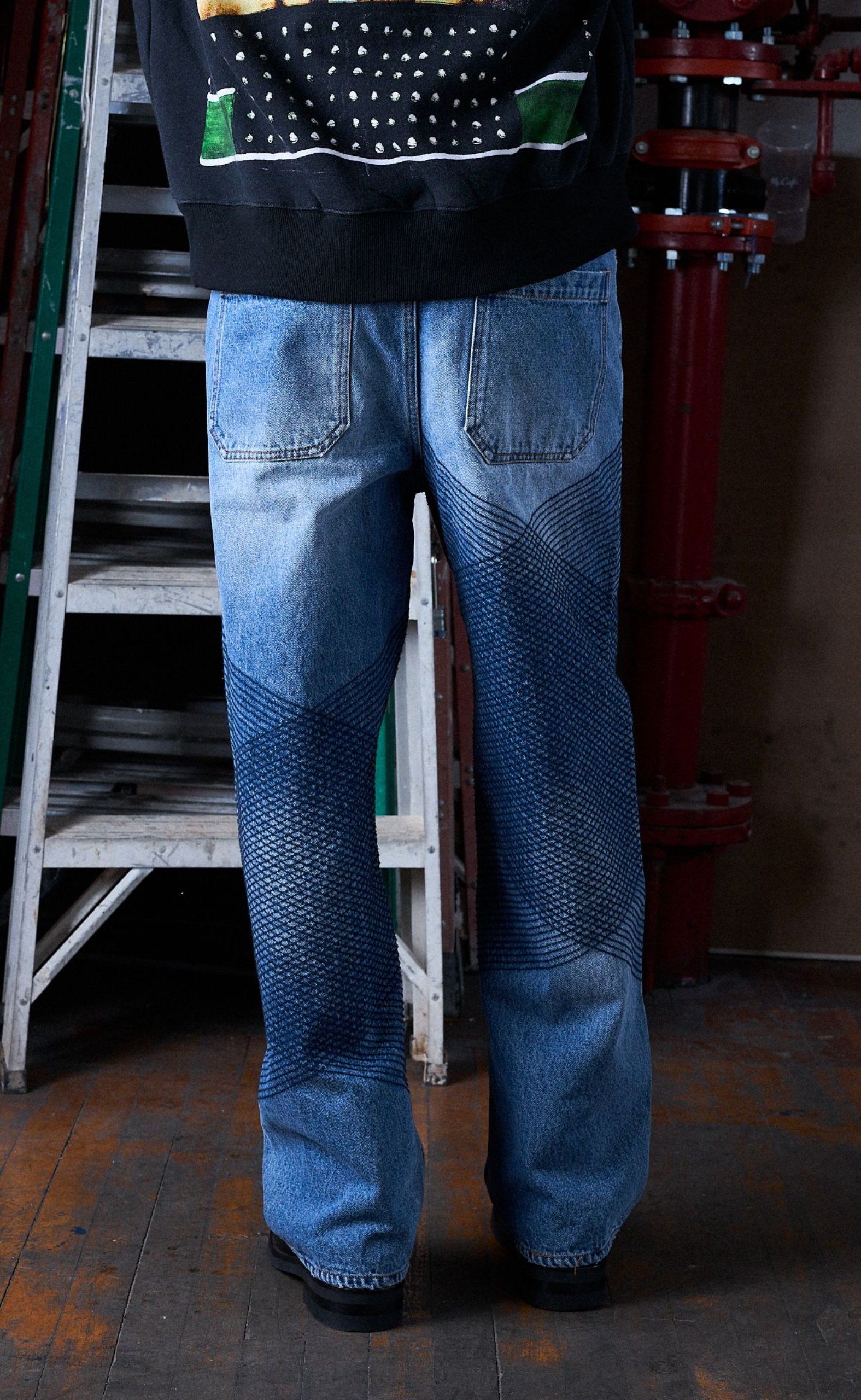 GRID EMBROIDERED BAGGY INDIGO JEANS