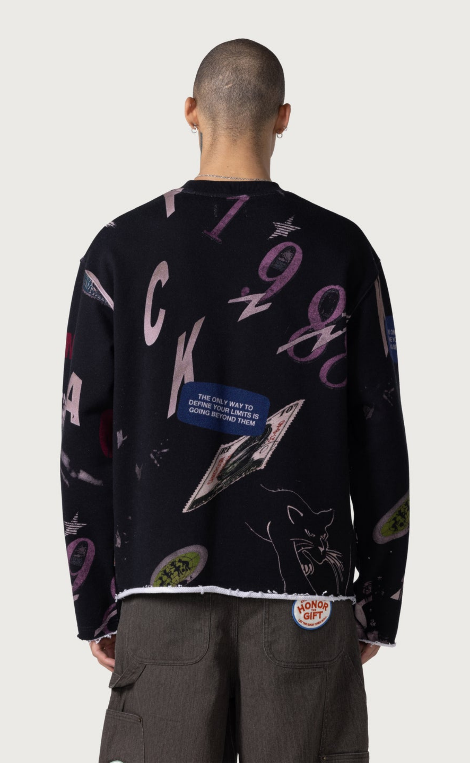 COLLAGE NECK BLACK CREWNECK