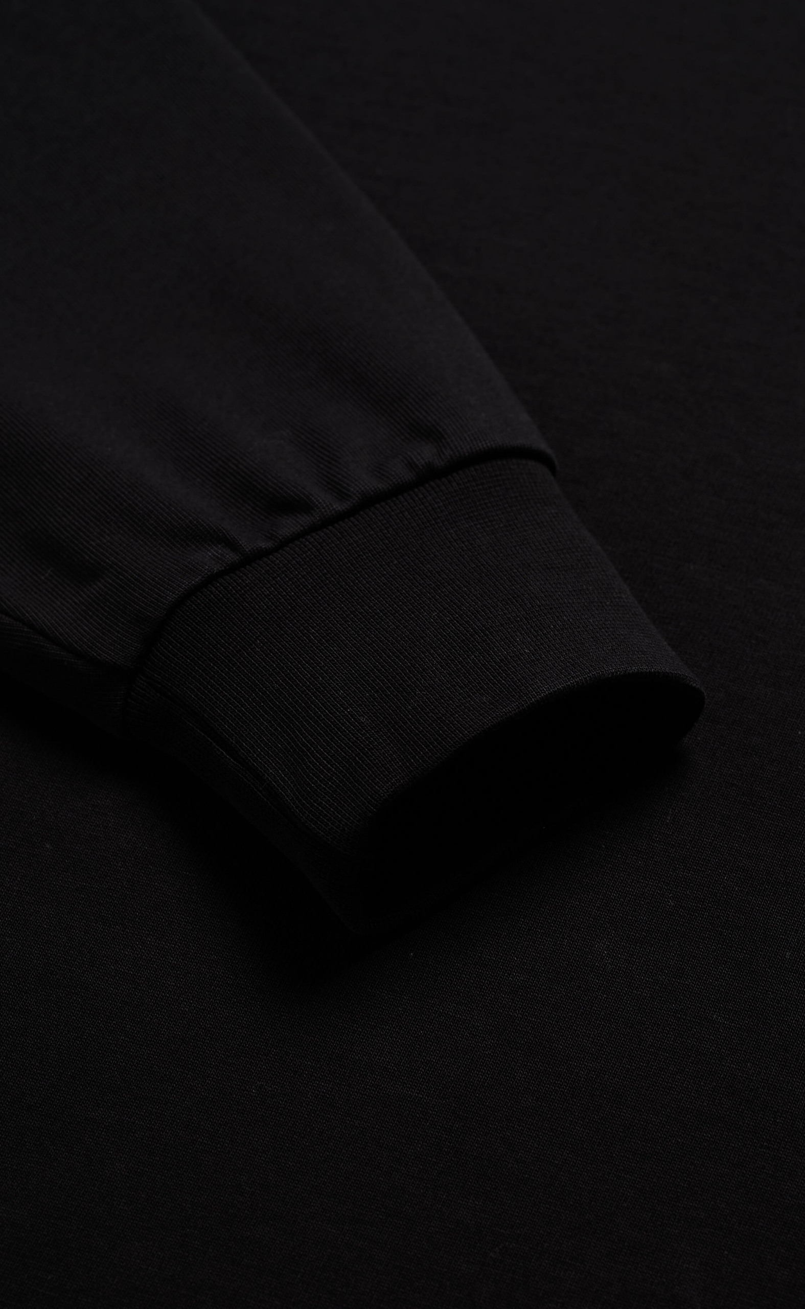 UNIFORM BLACK LONGSLEEVE