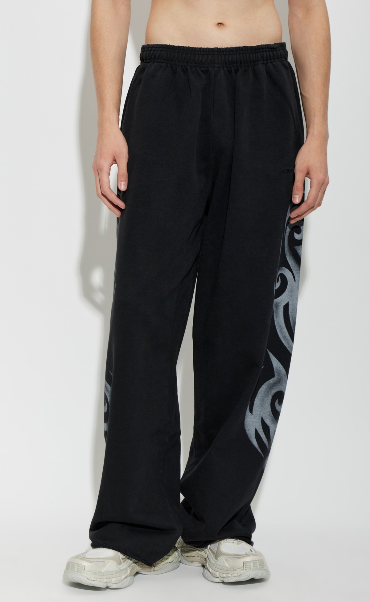GRAFFITI TRIBAL WASHED BLACK SWEATPANTS