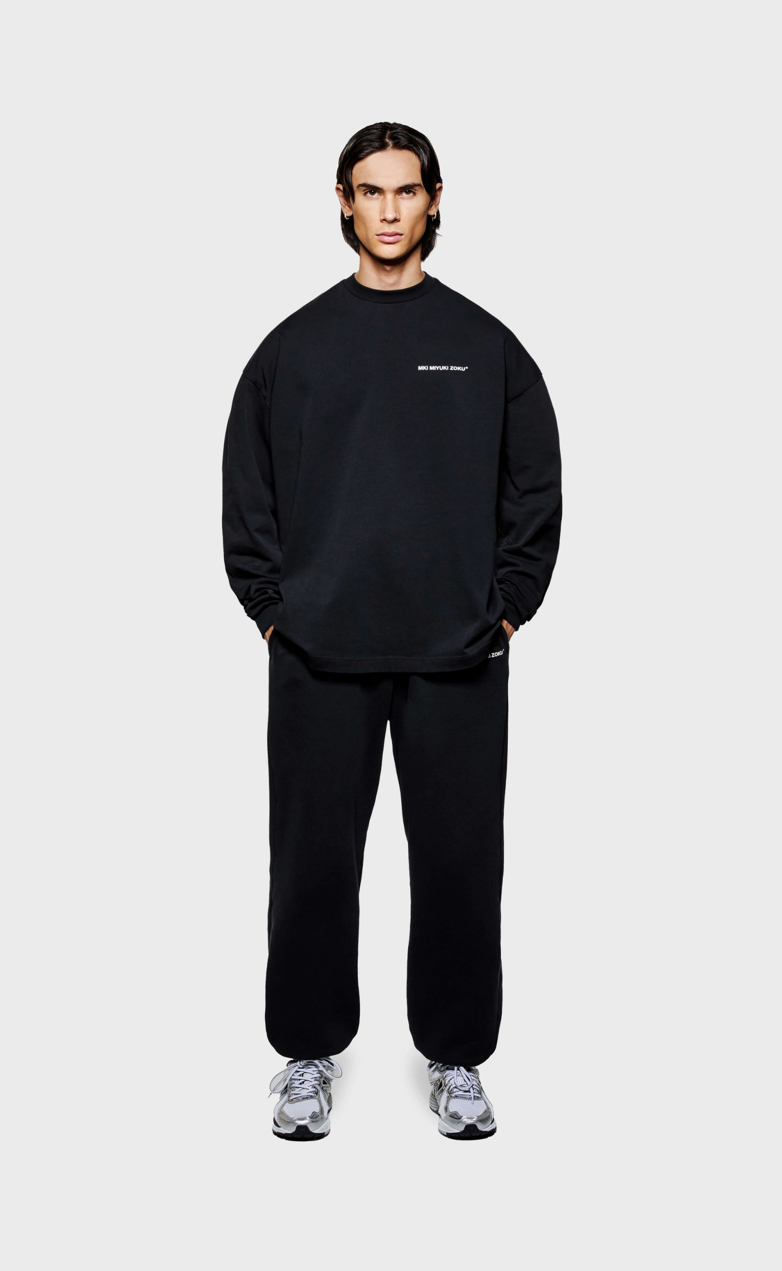 UNIFORM BLACK LONGSLEEVE