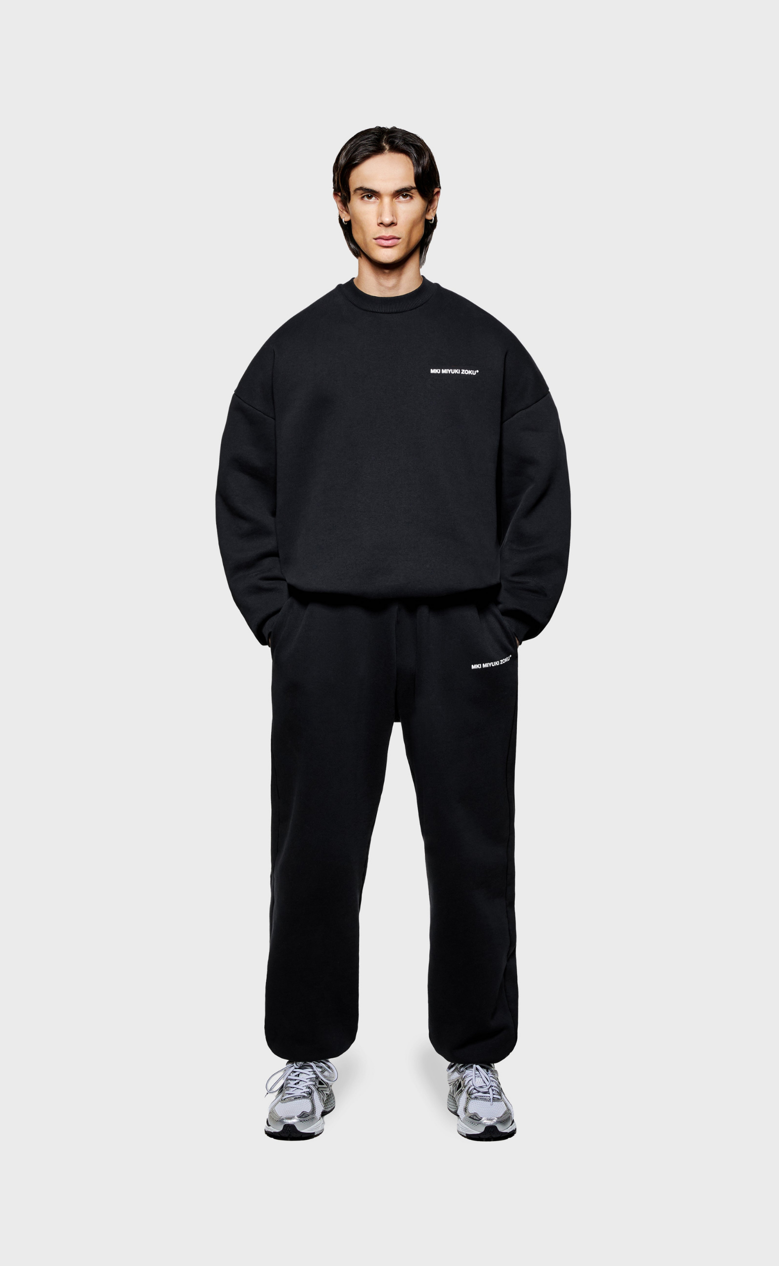 UNIFORM BLACK CREWNECK