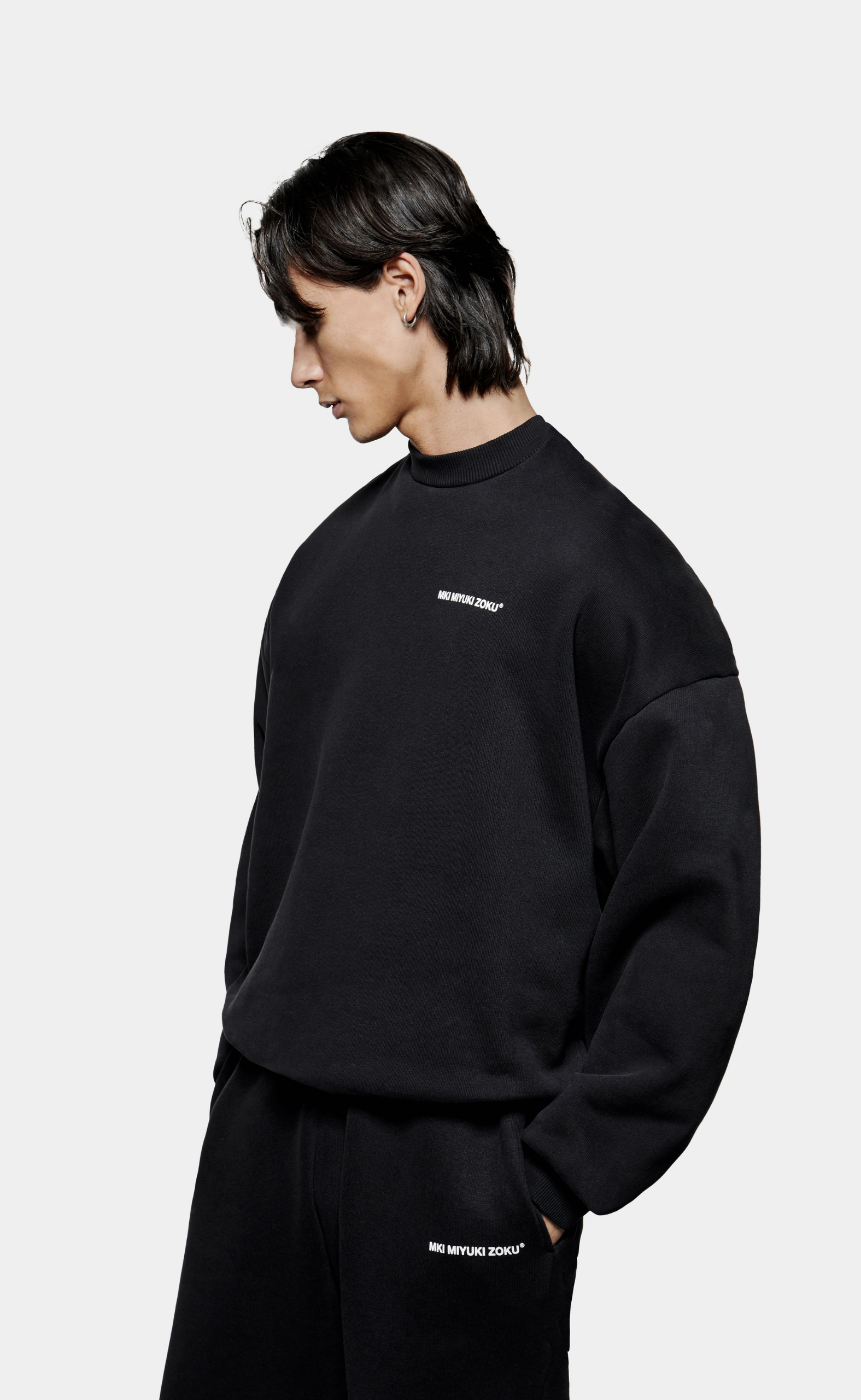 UNIFORM BLACK CREWNECK