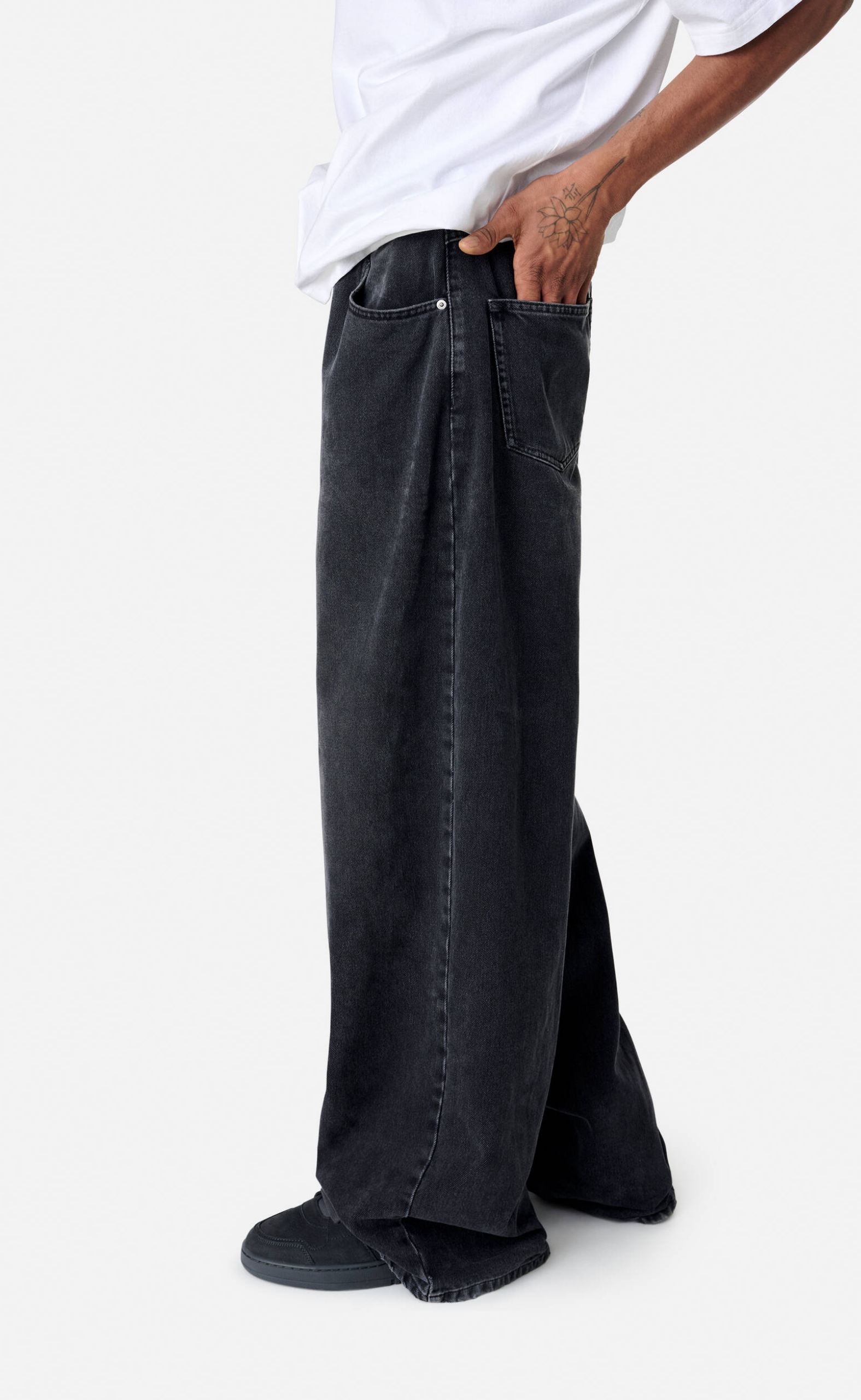 EMBROIDERED RELAXED DARK GREY JEANS