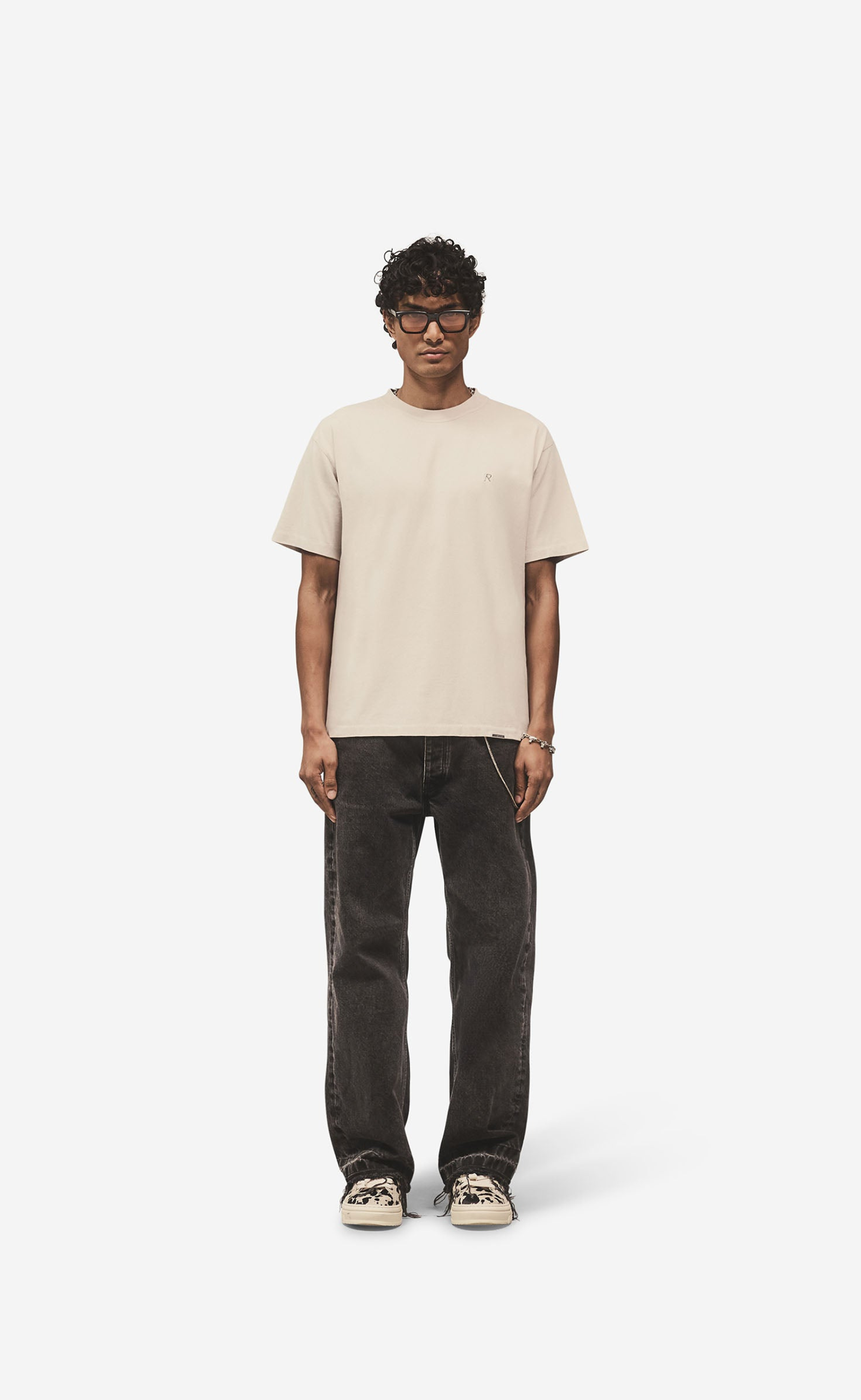 METAL INITIAL R CONCRETE T-SHIRT
