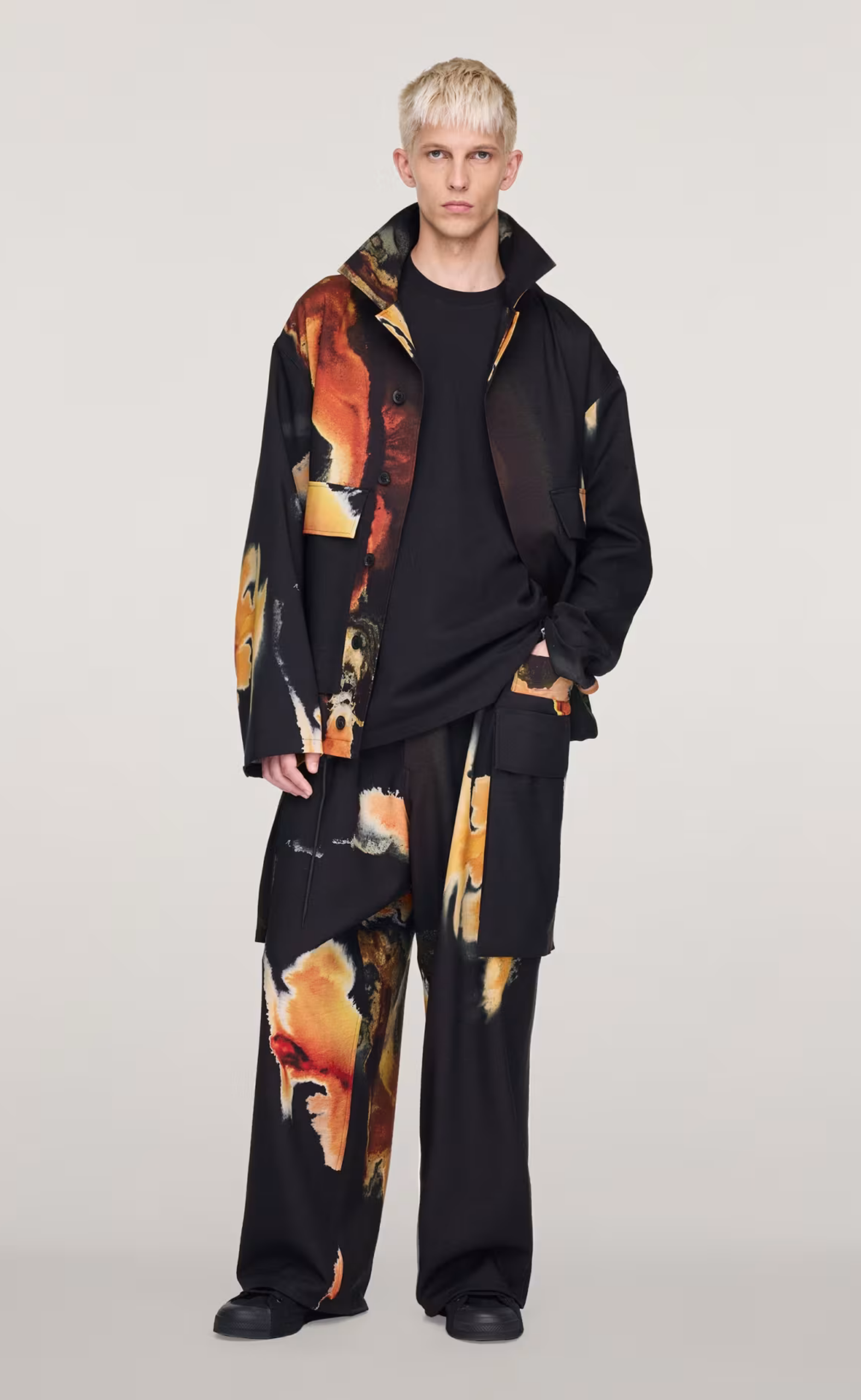 GRAPHIC BLACK LONGSLEEVE