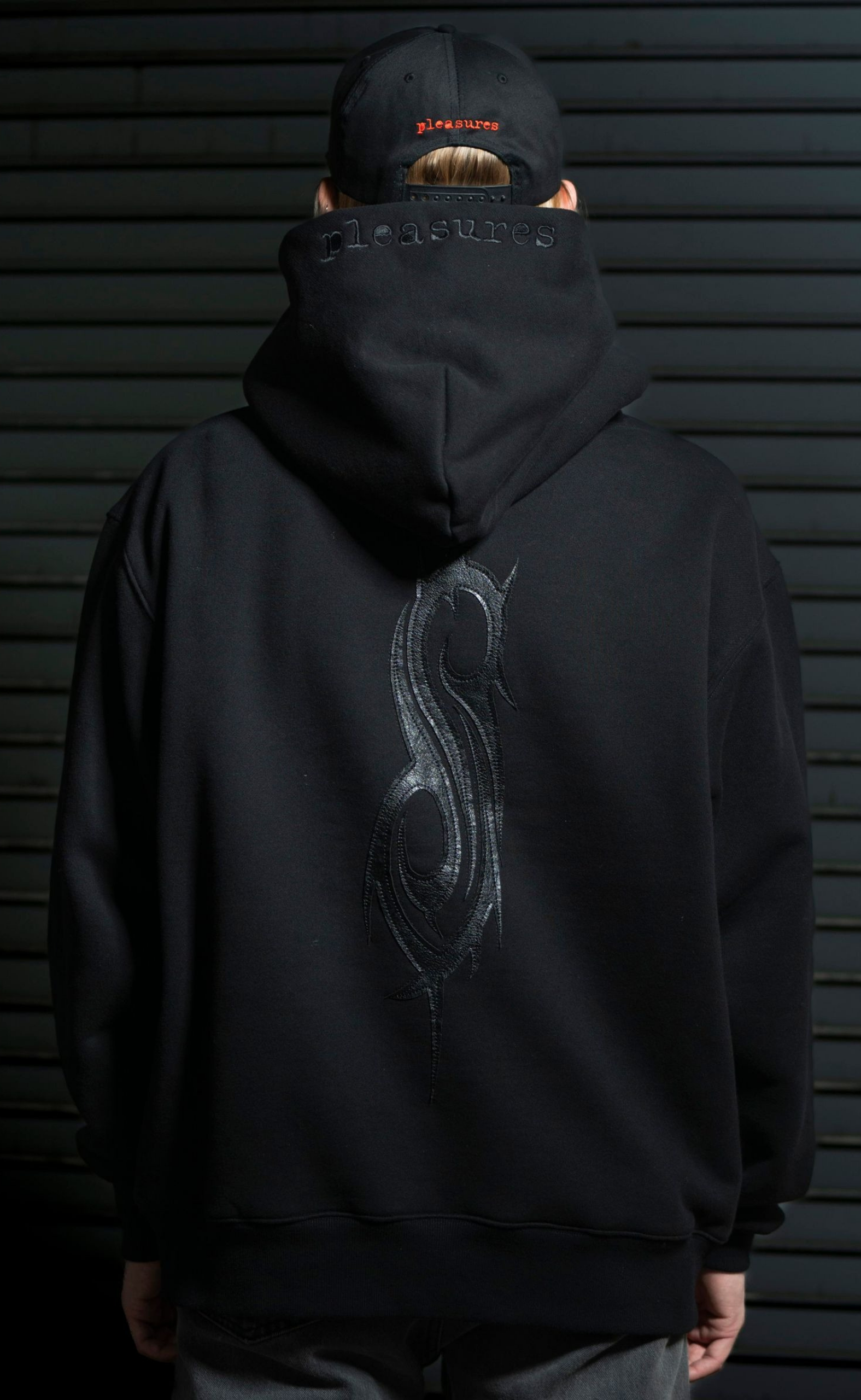 DEBUT BLACK HOODIE