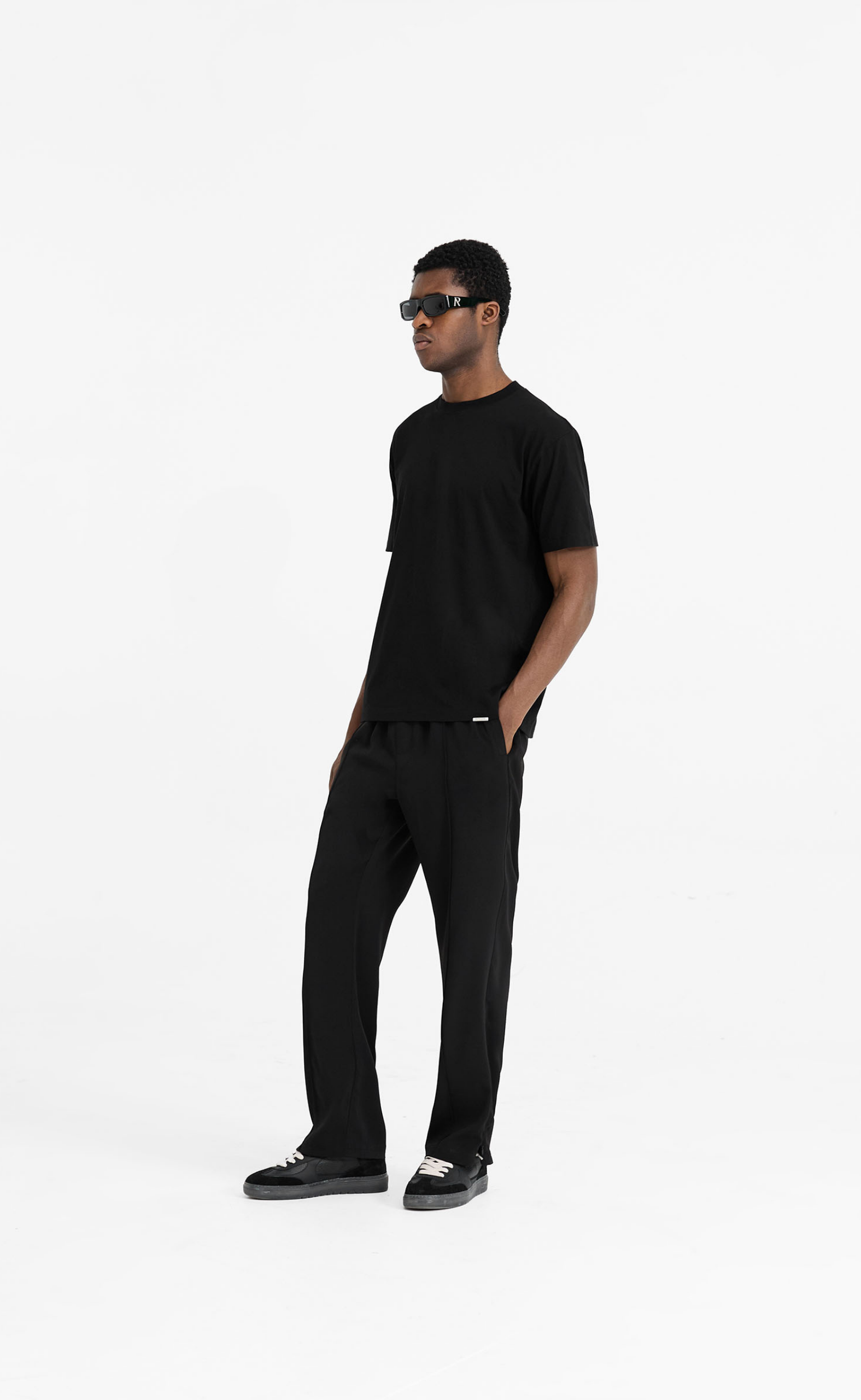 INITIAL BLACK SWEATPANTS