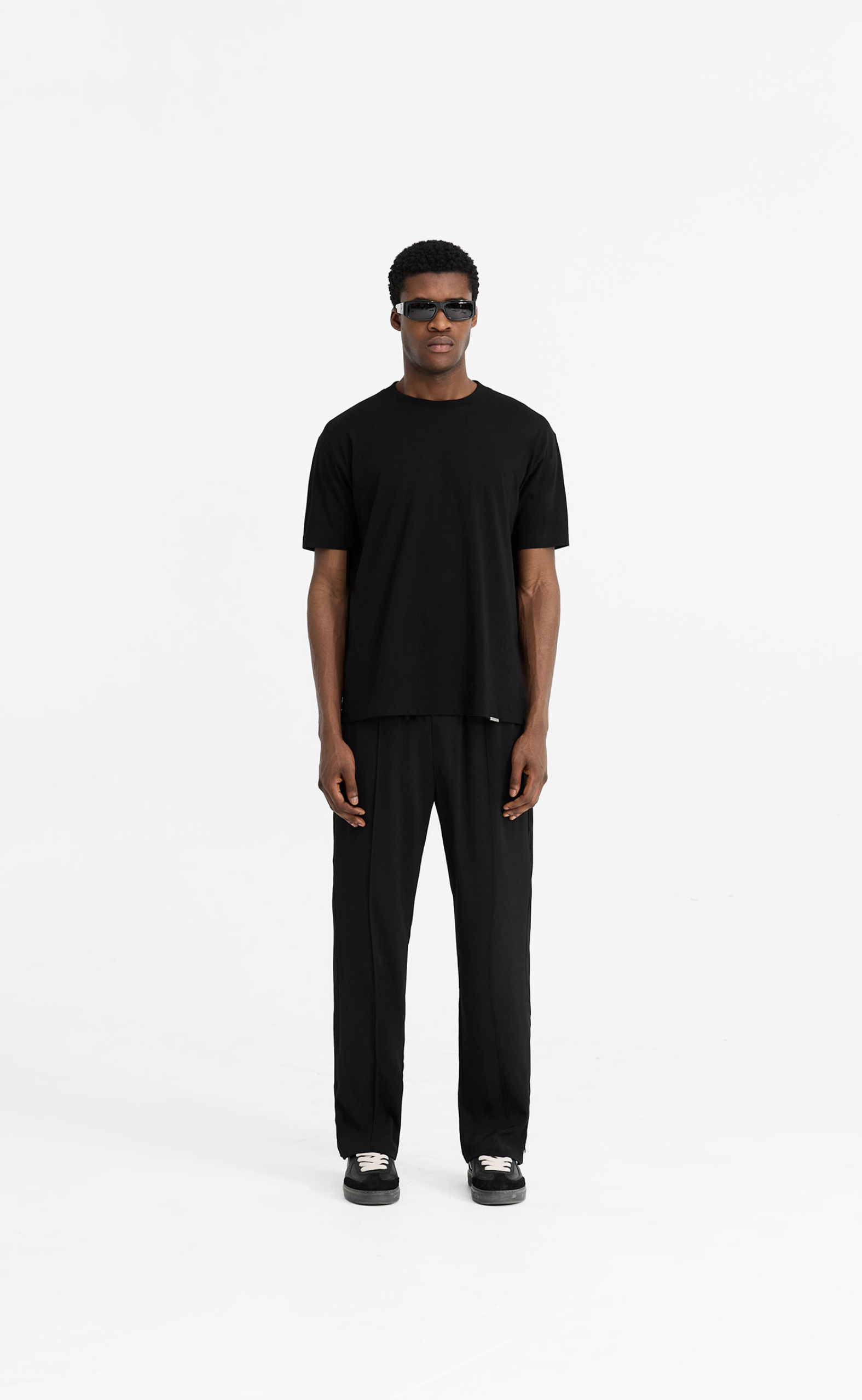 INITIAL BLACK SWEATPANTS