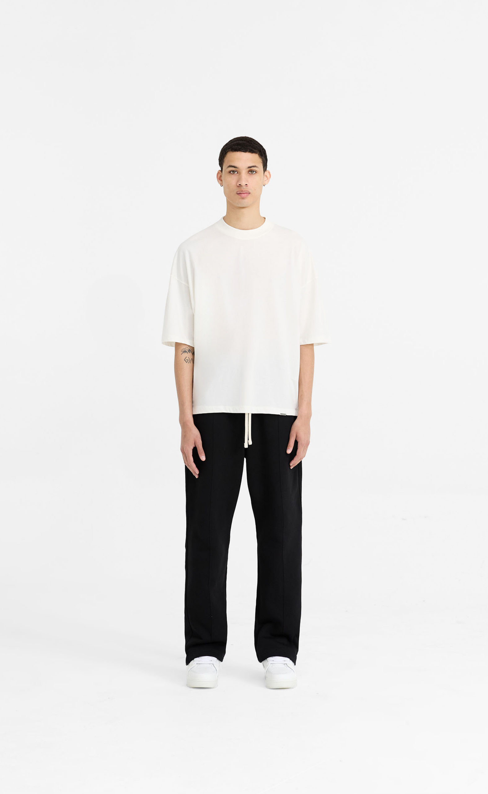 INITIAL OVERSIZED FLAT WIHTE T-SHIRT