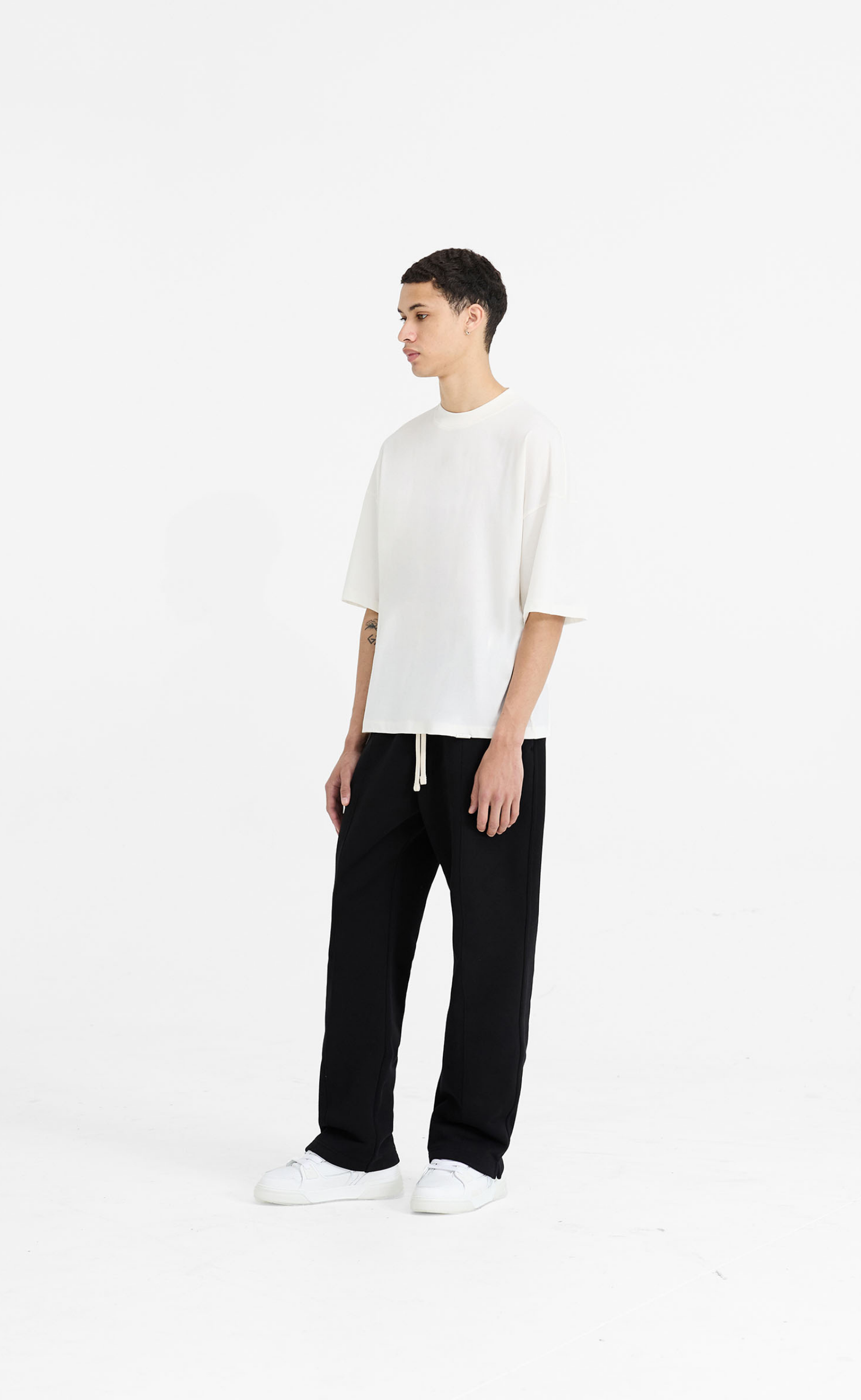 INITIAL OVERSIZED FLAT WIHTE T-SHIRT