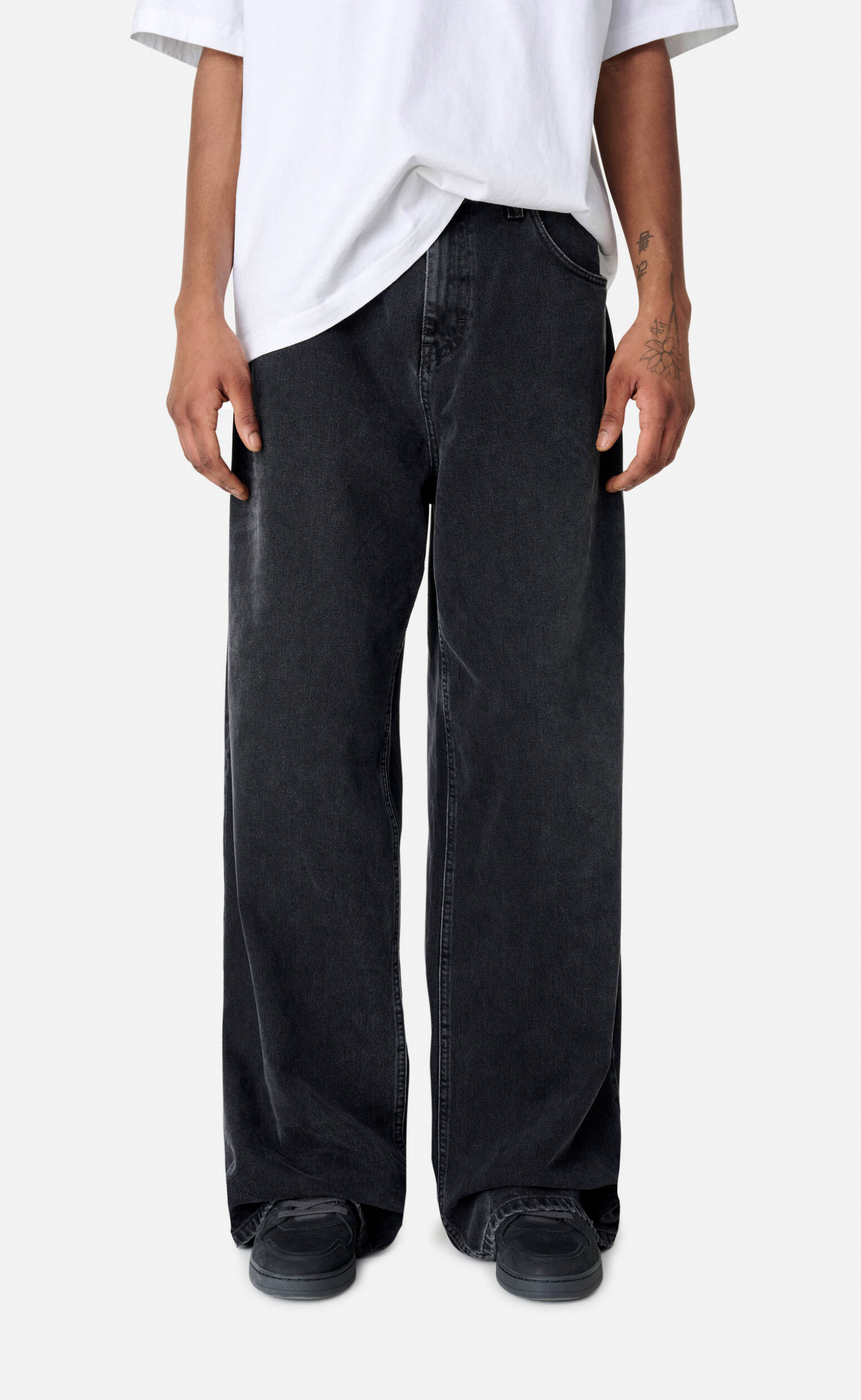 EMBROIDERED RELAXED DARK GREY JEANS