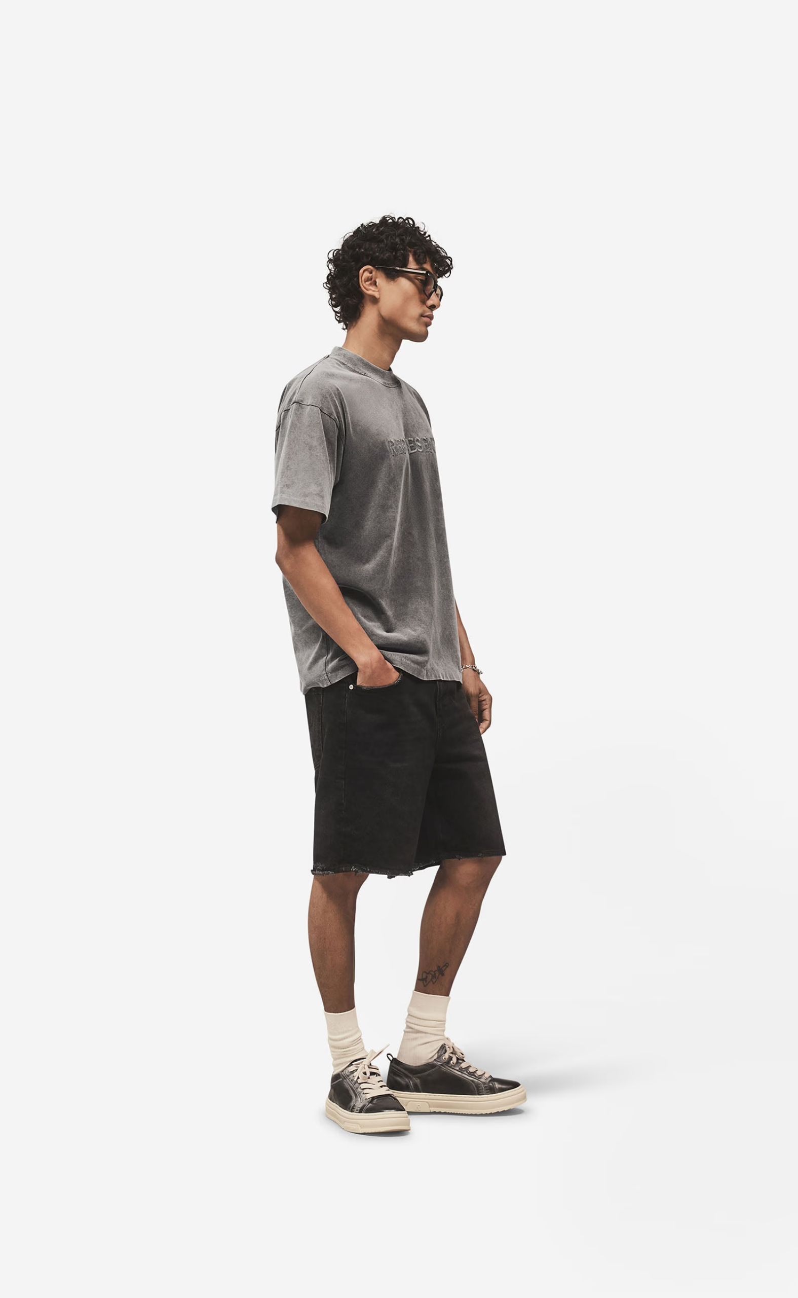 EMBROIDERED SERIF VINTAGE GREY T-SHIRT