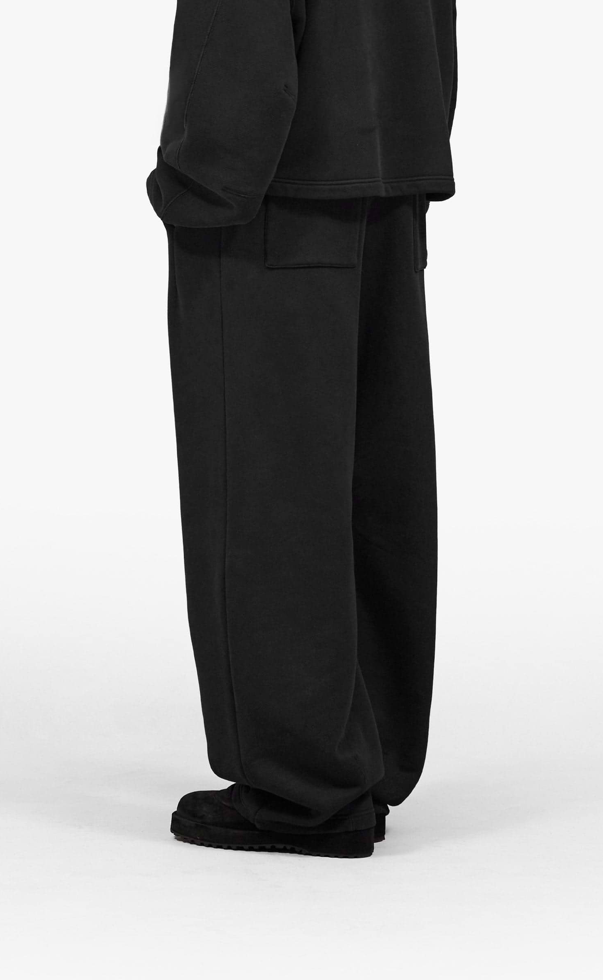 HEAVYWEIGHT BLACK SWEATPANTS