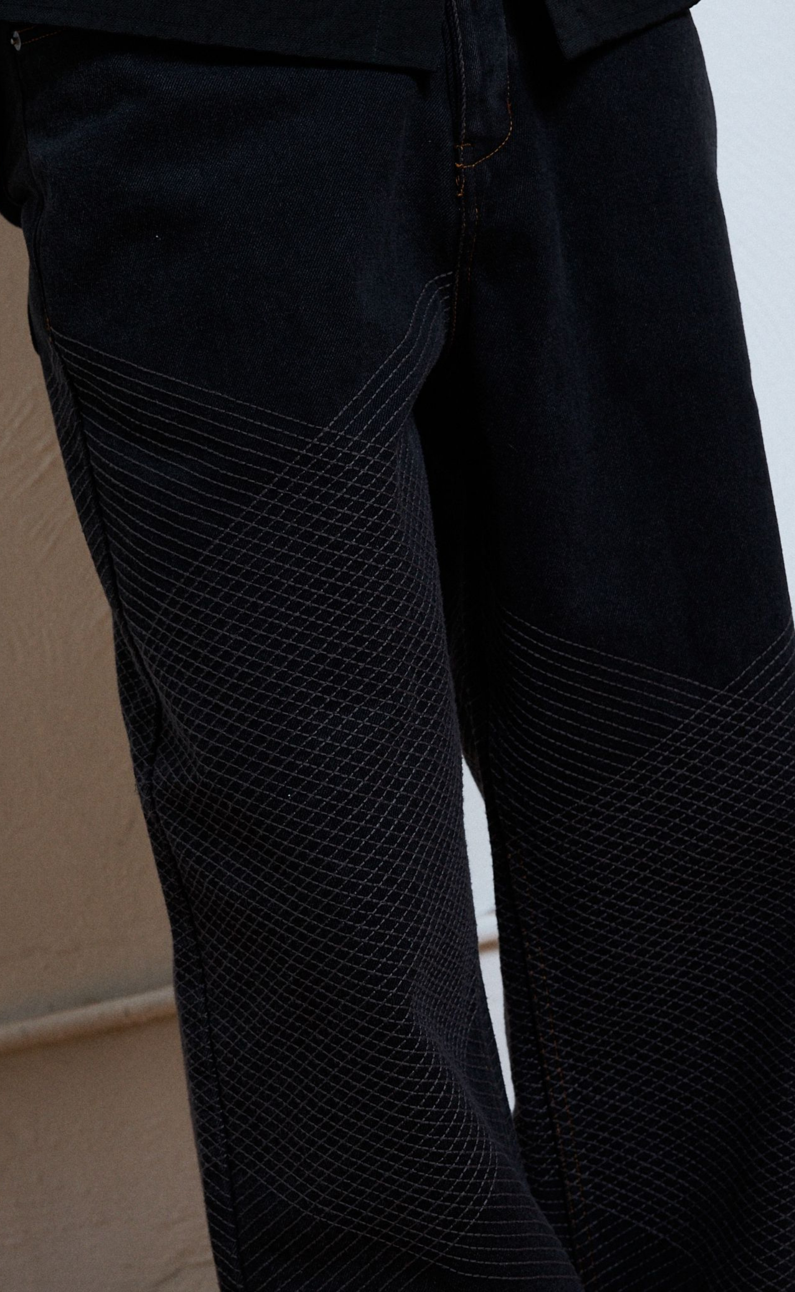 GRID EMBROIDERED BAGGY BLACK JEANS