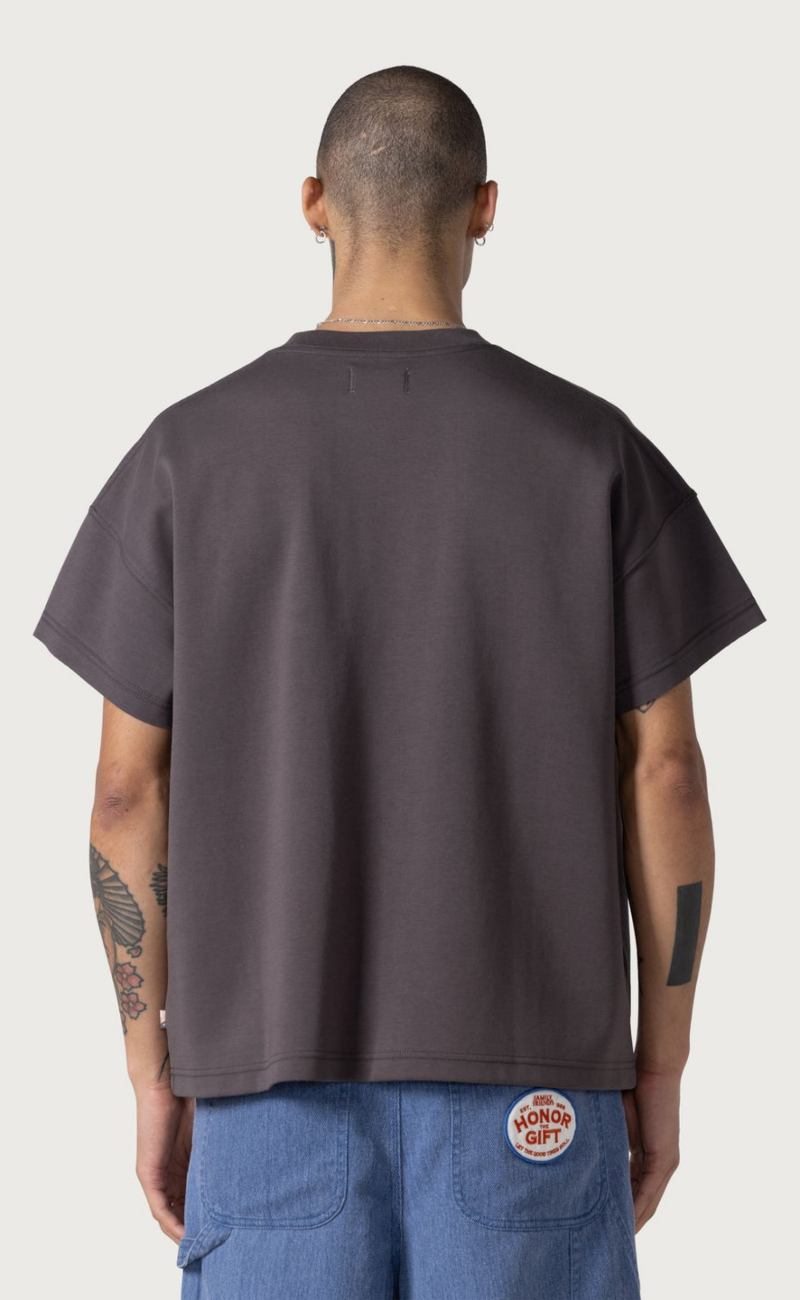 PENDANT BOX CHARCOAL T-SHIRT