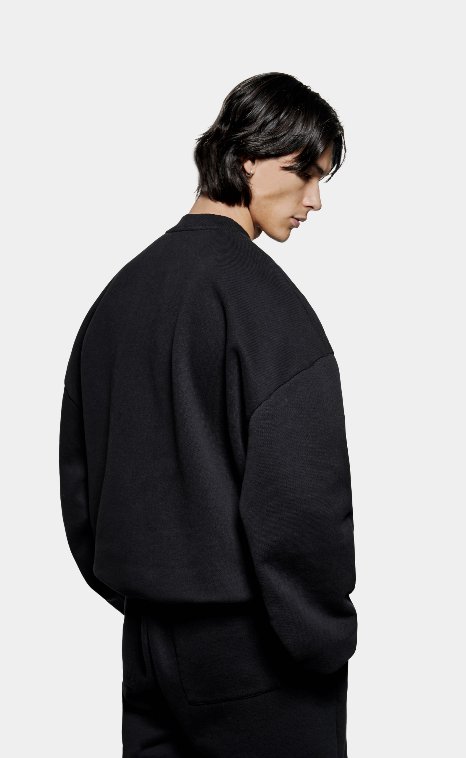UNIFORM BLACK CREWNECK