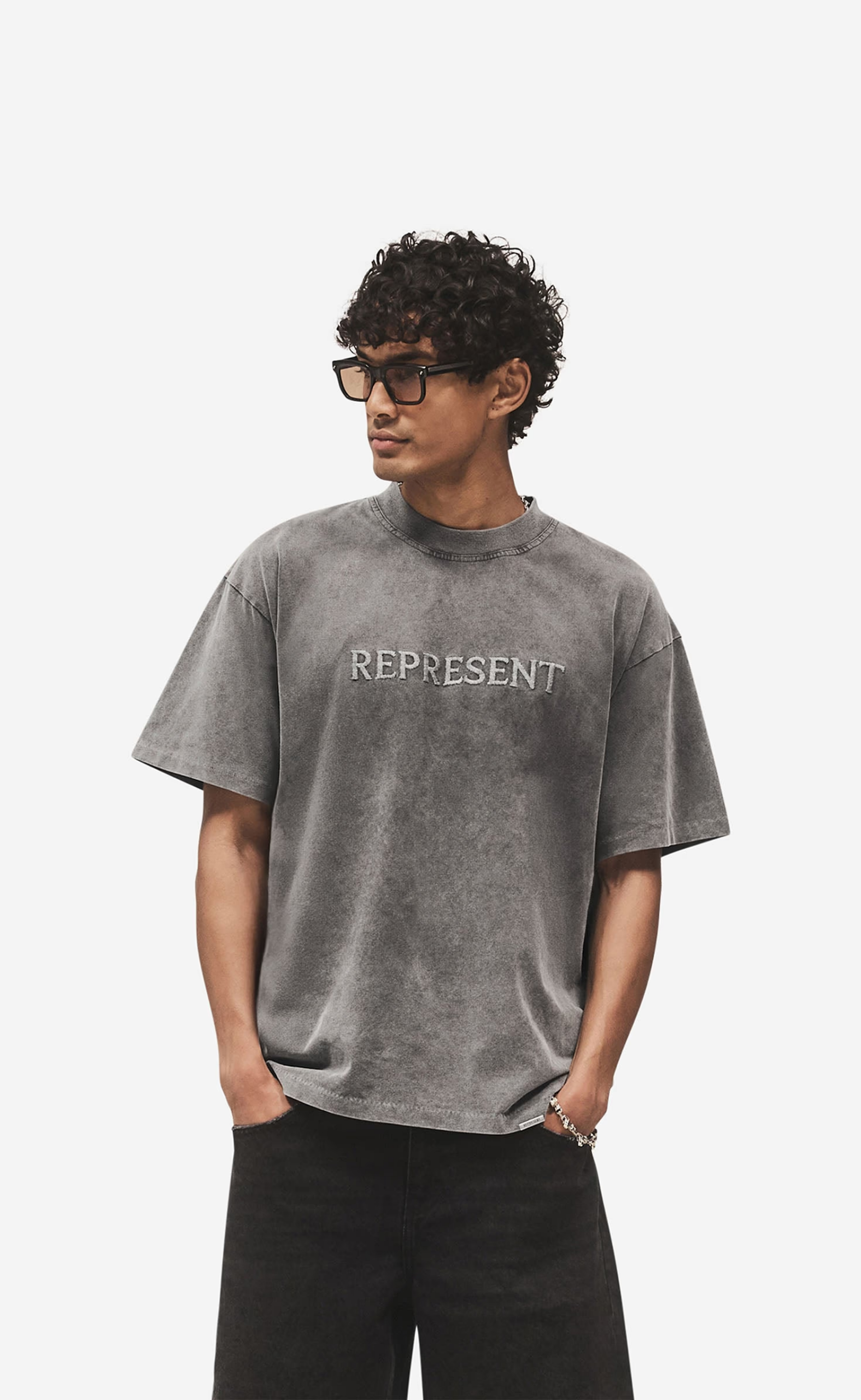 EMBROIDERED SERIF VINTAGE GREY T-SHIRT