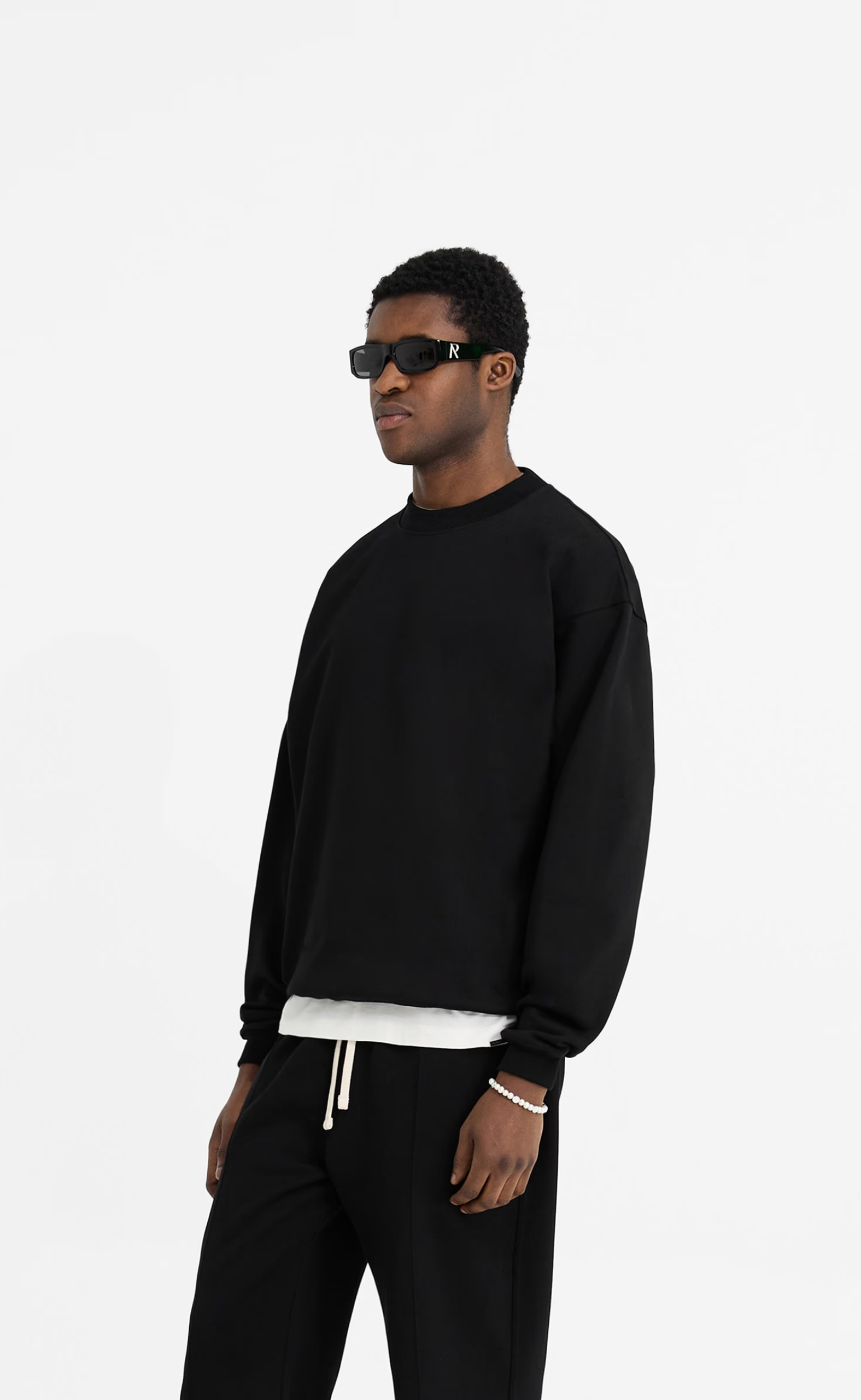 INITIAL BLACK CREWNECK