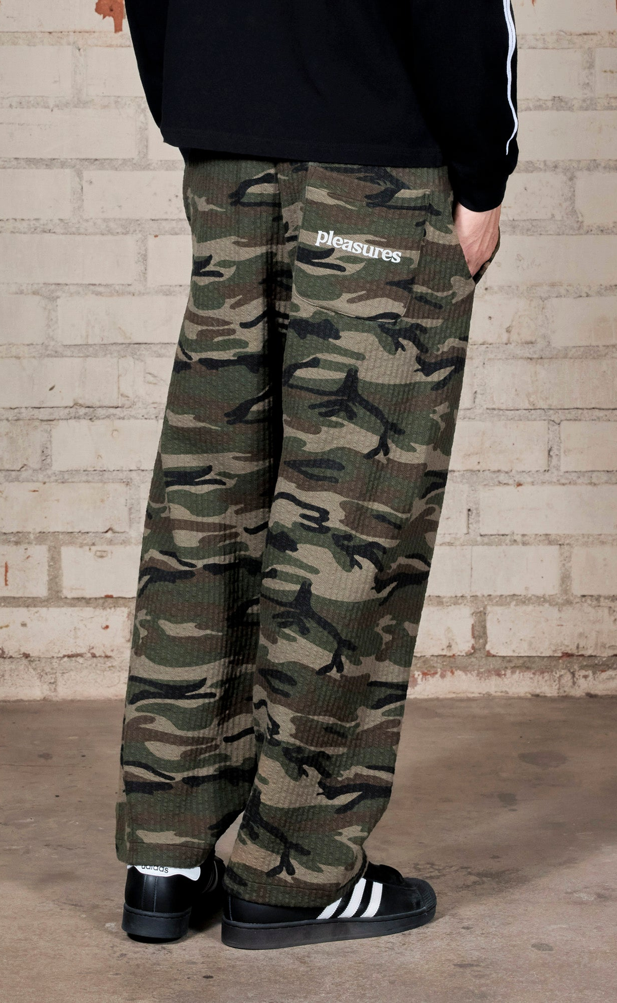 TEXTURED CAMO DESIRE CAMO SWEATPANTS