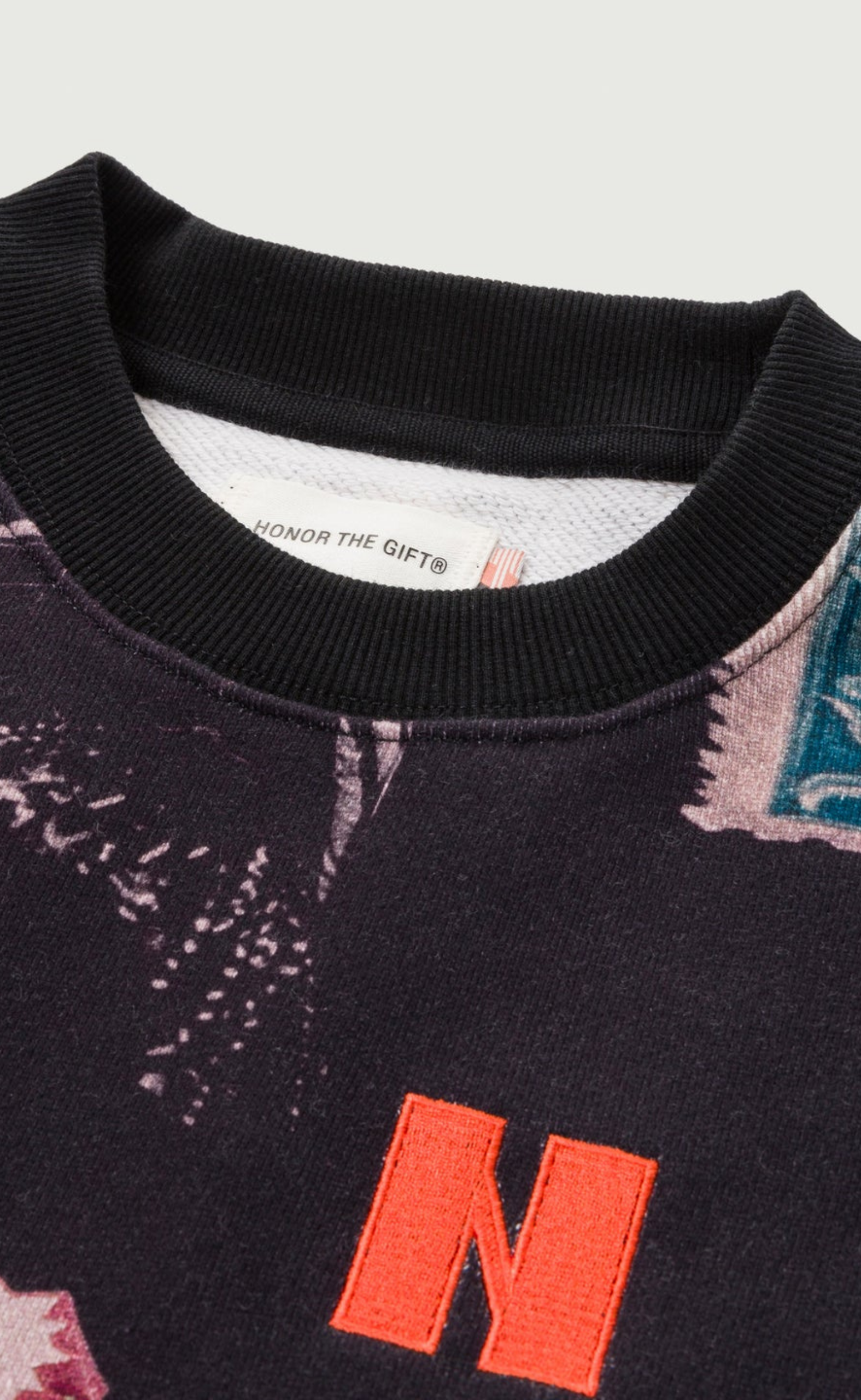 COLLAGE NECK BLACK CREWNECK