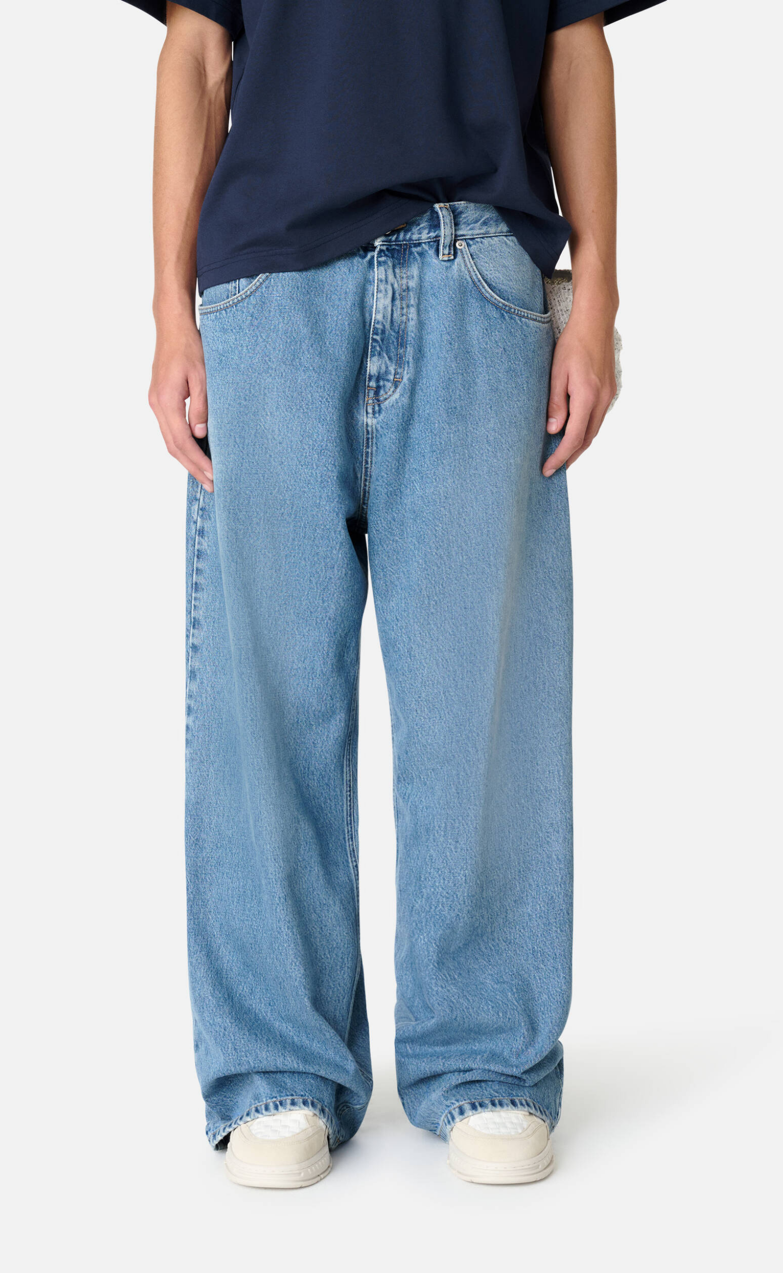 EMBROIDERED RELAXED LIGHT BLUE JEANS